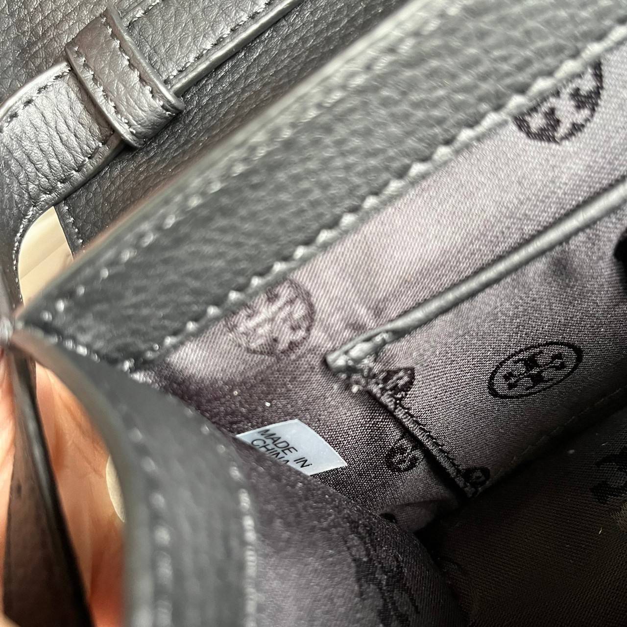 TORY BURCH BRLTTEN SMALL SADDLE BAG / Tory Burch Britten Flap Shoulder Bag กระเป๋าสะพายข้าง วัสดุหนังแกะแท้ ด้านหน้าประดับโลโก้แบรนด์ เปิด-ปิดกระเป๋าแบบกระดุมแป็กแม่เหล็กแน่นหนา ภายในมีช่องหลัก ใส่กระเป๋าเงินใบกลาง มือถือได้ทุกรุ่น มีช่องแยกใส่ของจุกจิกอี