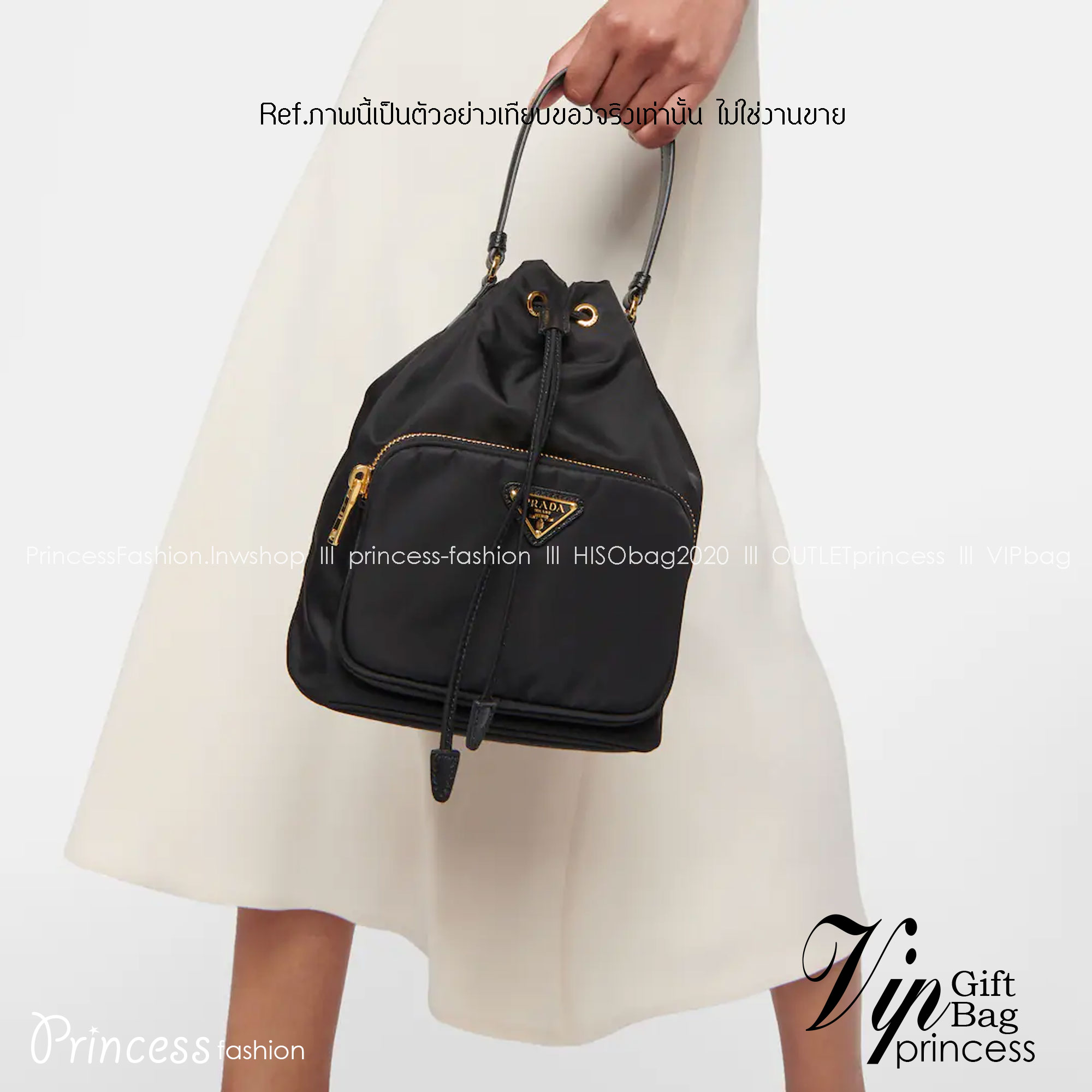 Prada Nylon Bucket Bag Black ใครๆก็หลงรัก **ทรงขนมจีบน่ารัก 🐰 กระเป๋าผ้า PRADA NYLON SILK เนื้อหนา ตัวกระเป๋าอยู่ทรงสวย ซับในอย่างดี จุดเด่นคือ กระเป๋าสามารถ จุของได้เยอะมาก น้ำหนักเบา