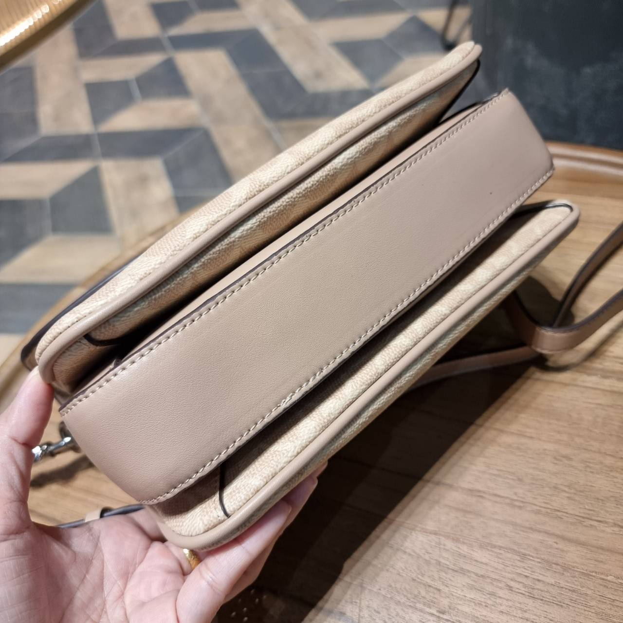 COACH 68349 CASSIE CROSSBODY IN SIGNATURE CANVAS เรียบหรู ดูดี ก็ต้องไอเท็มนี้ไม่อยากให้พลาด!! พาสเทลละมุนมากๆ สะพายแล้วดูแพงมากๆ สวยเลิศ กระเป๋าถือ/สะพายข้าง วัสดุหนังแคนวาสสลับหนังแท้ เปิด-ปิดด้วยตัวบิดล็อคแน่นหนา ภายในแบ่งสัดส่วนอย่างดี ใส่ของได้ครบสบา
