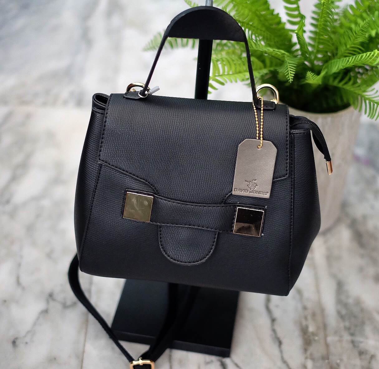 งานแท้ชนช้อป มีป้ายหนังแบรนด์ ถุงผ้าแบรนด์ให้คะ สินค้ามาใหม่ค่า สวยหรูมากกก จากแบรนด์ David Jones กระเป๋า ทรง handbag ตัวกระเป๋าเย็บติด สีดำสุดหรู ตัดกับอะไหล่ทอง ดีไซน์เกร๋ จุดเด่นใบนี้ อีกอัน ที่ มีตัวล็อคด้านในปรับเก็บทรงได้ค่า น้ำหนักเบา สามารถ ถือ หร