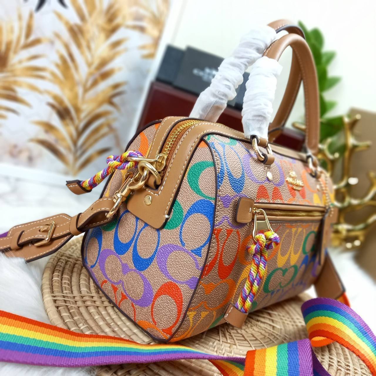 COACH ROWAN SATCHEL IN RAINBOW SIGNATURE CANVAS (COACH C4396)🌈 คอลเลคชั่นที่มาแรงที่สุด ร้อนแรงได้อย่างไม่มีแผ่วลงเลยสักนิด! โดดเด่น สดใส สะดุดตา🌈 ระดับตัวTOP ต้องยกให้เธอเลย กับ COACH ทรงหมอน 10" คอลเลคชั่นนี้// วัสดุหนังแคนว