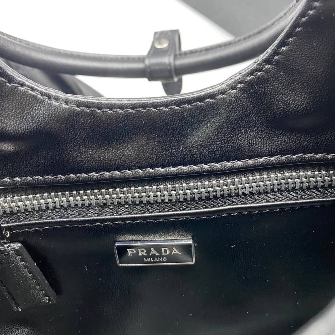 Prada Moon padded nappa-leather bag / PRADA LEATHER HANDBAG พร้อมส่งที่ไทย กระเป๋าสะพาย คอลที่ใครๆ เห็นก็ต้องรัก ขนาดกำลังน่ารัก ดีไซน์สวยดูแพง ด้วยวัสดุที่มีคุณภาพหนัง nappa สัมผัสดีงาม **สินค้าเกรดท็อปออริจินอล 1:1 สลับแท้