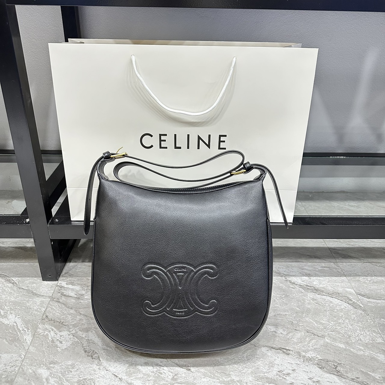 CELINE MEDIUM HELOÏSE BAG CUIR TRIOMPHE in supple / Celine Hobo Bag กระเป๋าสะพายทรงโฮโบ รุ่นฮอตตลอดไม่มีเอ้าท์ ใบใหญ่จะสัมภาระได้เยอะ สวยคลาสสิค เกรดออริ 1:1