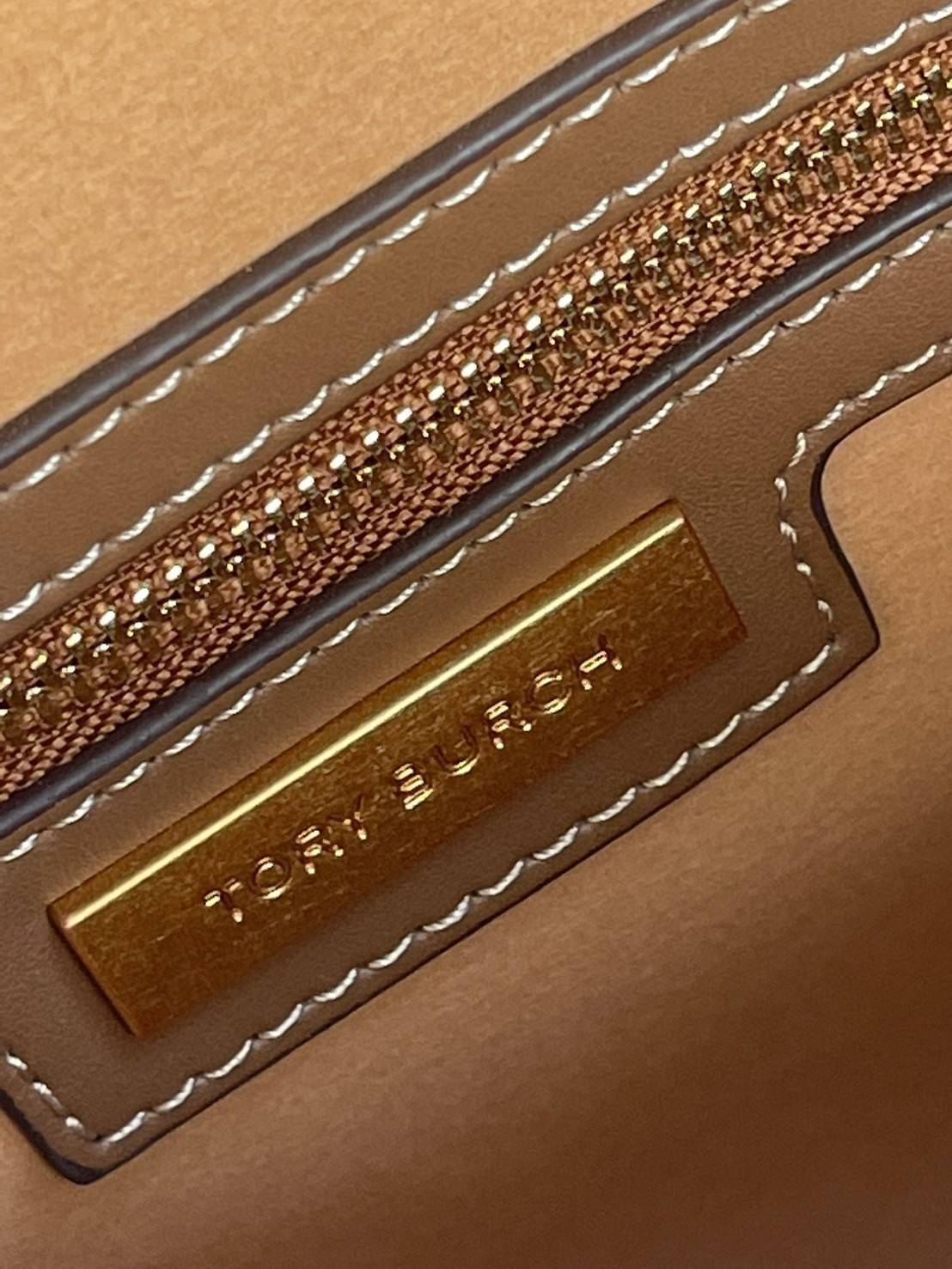 Large: Tory burch T Monograme Jacquaed Duffle เป็นทรงกระเป๋าที่มีความฮอตฮิตตลอดกาล ด้วยรูปทรงคลาสสิคและเหมาะใช้งานเข้ากับทุกสถานการณ์ ไม่ว่าจะเป็นกระเป๋าสะพายไหล่ เพิ่มความคล่องตัวและเข้าได้กับทุกลุค ไม่ว่าจะเป็นวันสบายๆ หรือวันที่ต้องออกไปทำกิจกรรมลุยๆ ห