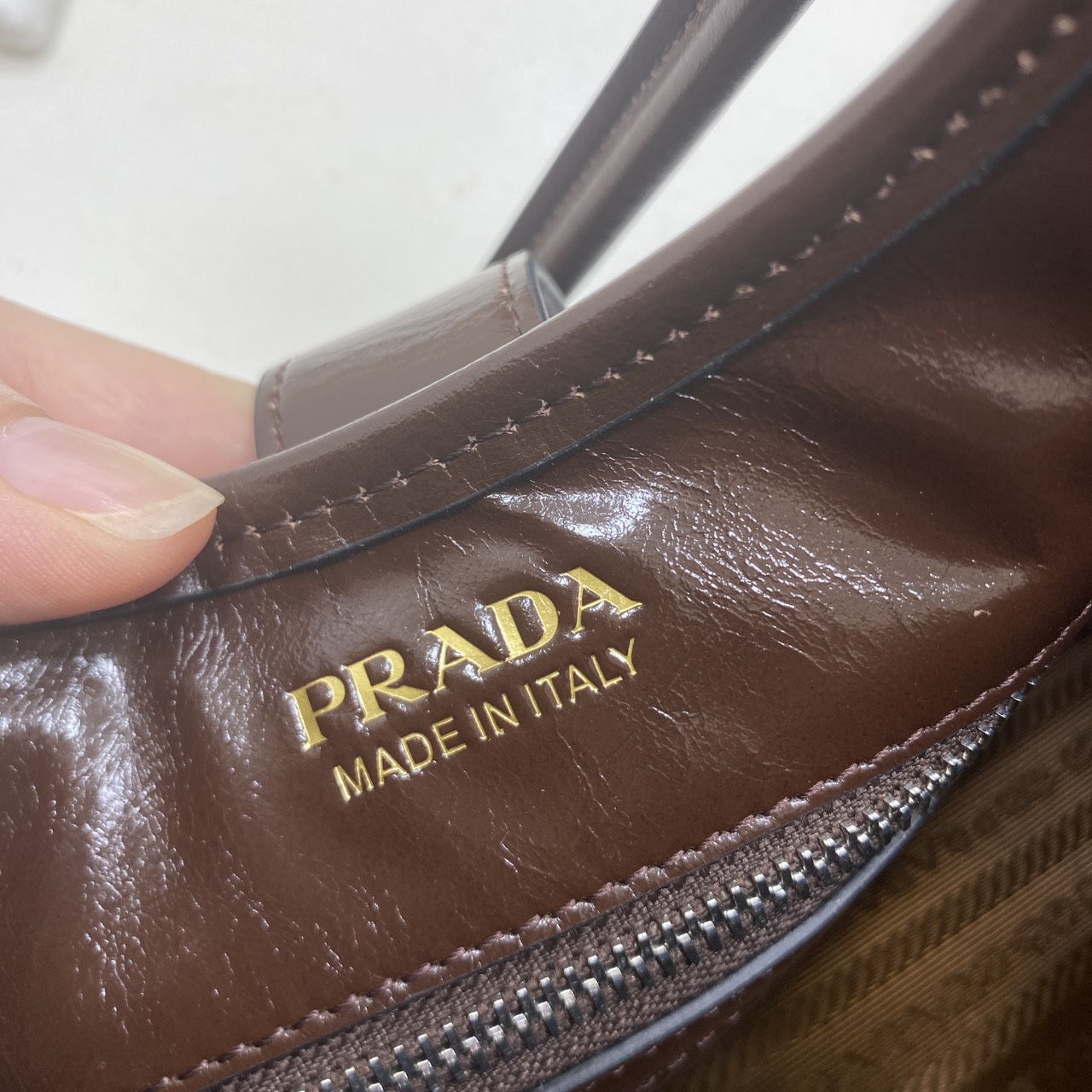 TOP ORI หนังแท้ | เกรดดีสุด PRADA Medium leather tote bag / pradahobo กระเป๋าสะพายทรงโฮโบ คลาสสิคหนังเงาสวยหรูดูแพง ใบใหญ่กำลังดี ดีไซน์ใหม่ล่าสุด ภายในโล่งกว้าง จุของได้สบายๆ