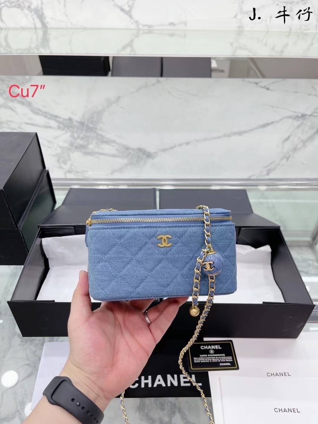 Chanel Pearl Crush Mini Vanity in Denim / Chanel Vanity crossbody bag กระเป๋าทรงกล่องใบเล็กน่ารัก มี 2 ขนาด งานเดนิมสวย ตอบโจทย์และครองใจสาวๆ ได้อย่างแท้จริง