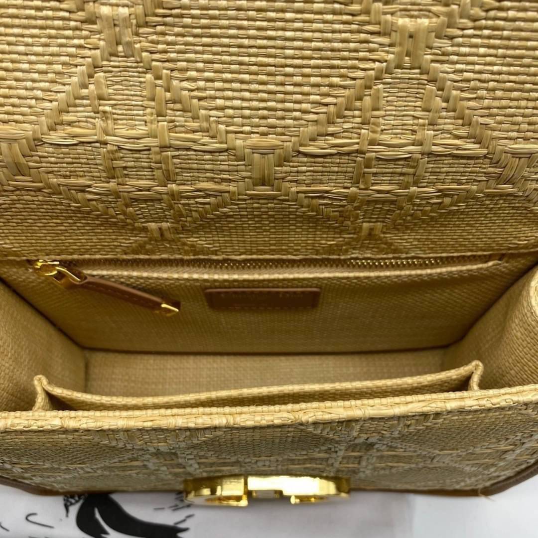 ORI 】DIOR 30 Montaigne Bag Natural Cannage Raffia พร้อมส่งที่ไทย ภาพสินค้าถ่ายจากงานขายจริง ใช้งานต่างประเทศได้ เอกลักษณ์ของความหรู น้ำหนักเบา ไอเท็มหายาก!! Best seller!! ยกให้น้องเลย!! ดีไซน์เรียบหรูในความเป็นเอกลักษณ์ ใช้งานง่าย สะดวก ได้ทุกโอกาส แนะนำเ
