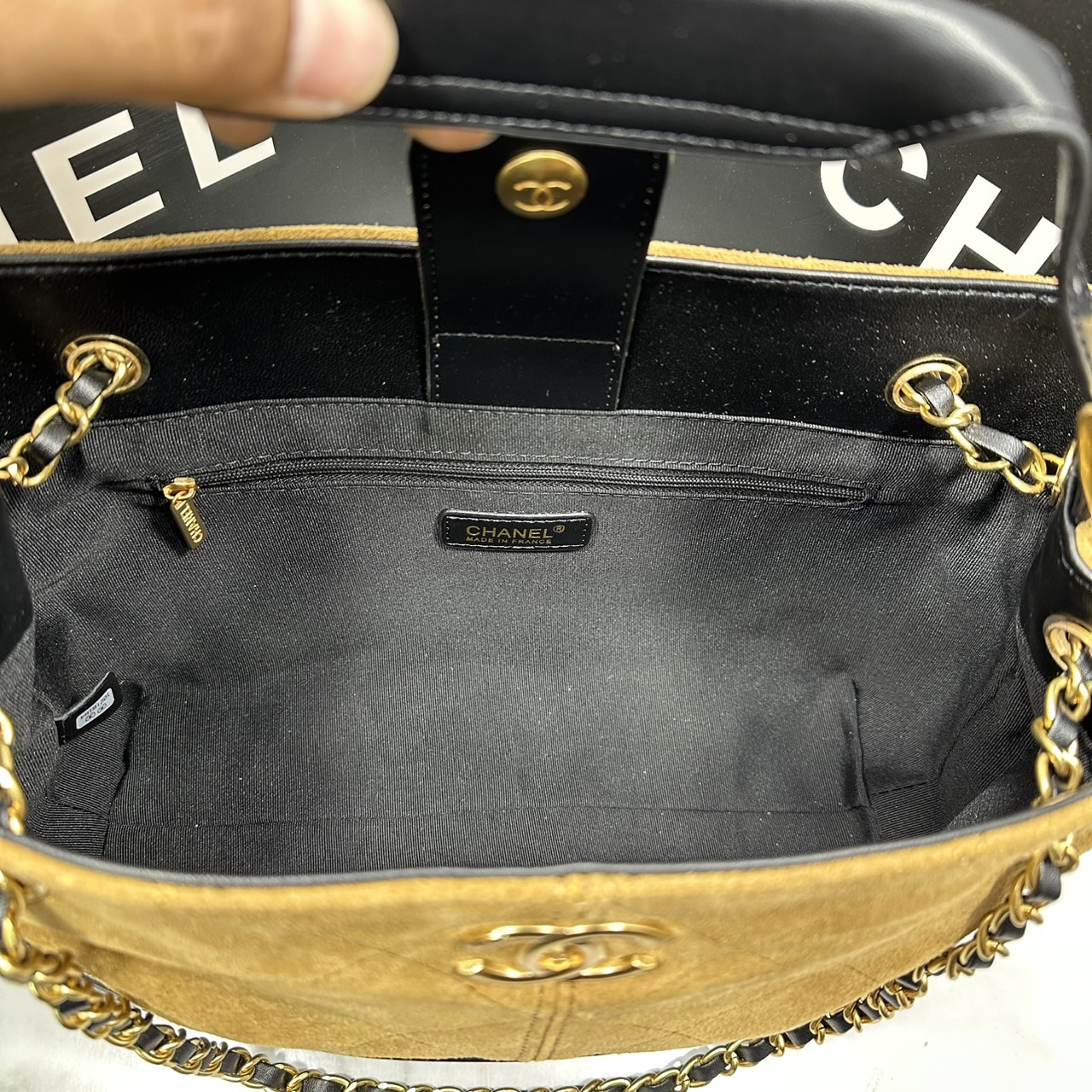 ORI หนังแท้ | CHANEL Shopping Bag 25A Suede Bag กระเป๋าช้อปปิ้งทรงโท้ทหนังกลับสีทูโทน ในคอล Métiers Dart 2024/25 ดีไซน์ใหม่หนังกำมะหยี่โทนน้ำตาล ใช้งานง่าย