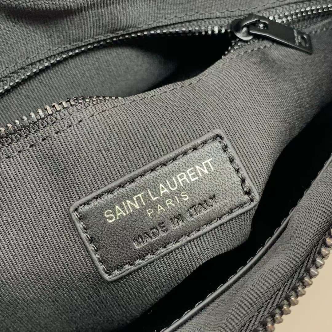 YSL Clutch Pouch in Matelasse Leather Bag กระเป๋าทรงคลัช/ทรงพอชสุดชิค ดีไซน์เรียบหรู โดดเด่นด้วยโลโก้ด้านหน้า เพิ่มดีเทลความผู้ดี พกพาง่าย ใช้งานสะดวกพร้อมสายคล้องมือ