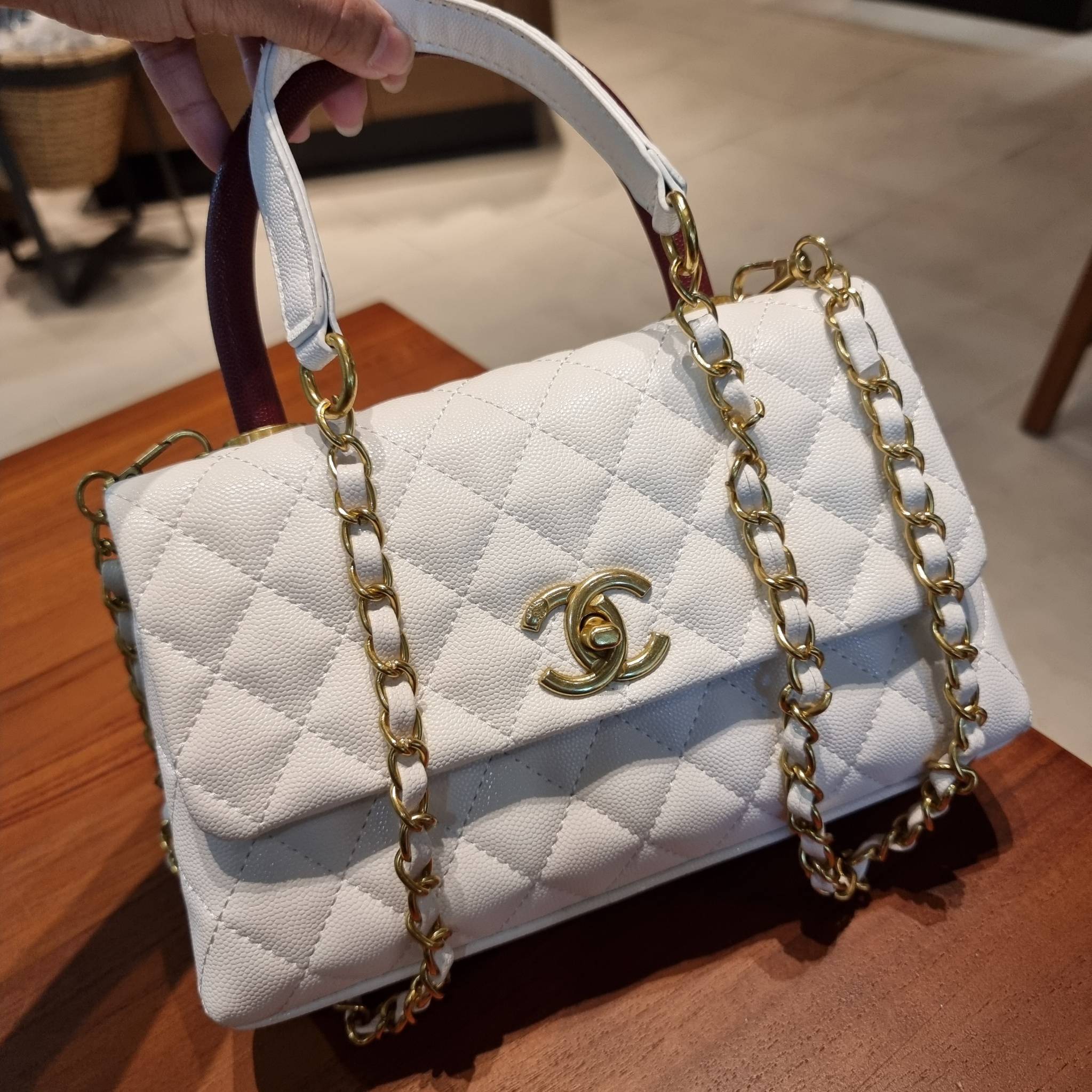 VIP 】รุ่นยอดฮิตตลอดกาล ไซส์กำลังสวย!! จากแบรนด์ Chanel กระเป๋าถือ/สะพาย หนังลายคาเวียร์ โลโก้เด่นชัด เปิด-ปิดกระเป๋าด้วยตัวบิดล็อค อะไหล่สีทองหรู ทรงสวยผู้ดี ภายในกระเป๋ามีช่องโล่งกว้างจุของได้พอสมควร มีช่องซิปแบ่งสัดส่วน ด้านหลังมีช่องเก็บของจุกจิกอีก 1 