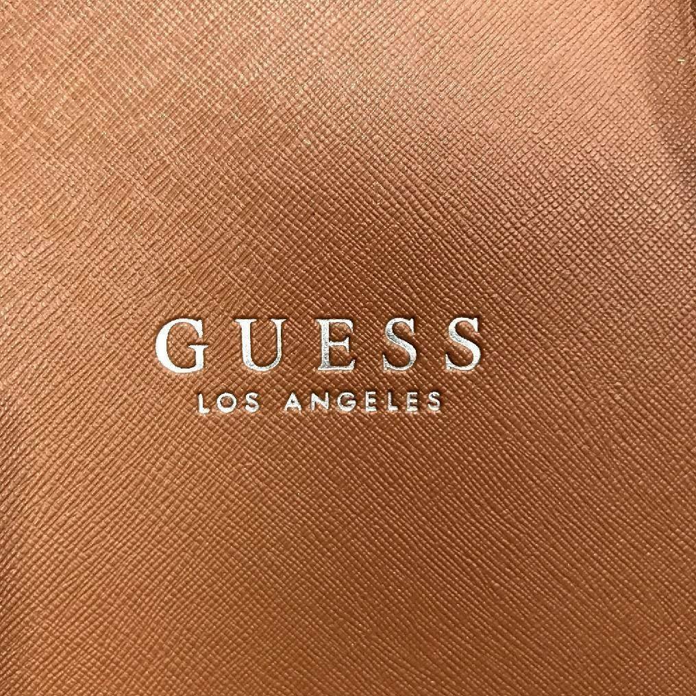 GUESS LARGE SHOPPER BAG WITH POUCH กระเป๋าสะพายรุ่นใหม่ล่าสุดจาก GUESS FACTORY หนัง Saffiano สวยหรูอยู่ทรง ด้านหน้ามีโลโก้แบรนด์ ด้านหลังมีช่องใส่ของ หูหิ้วสะพายไหล่ได้มาพร้อมสายสะพายยาวถอดได้ปรับได้ มีกระเป๋าใบเล็กเข้าชุดกันห้อยที่หูหิ้ว ใบเล็กถอดเเยกใช้