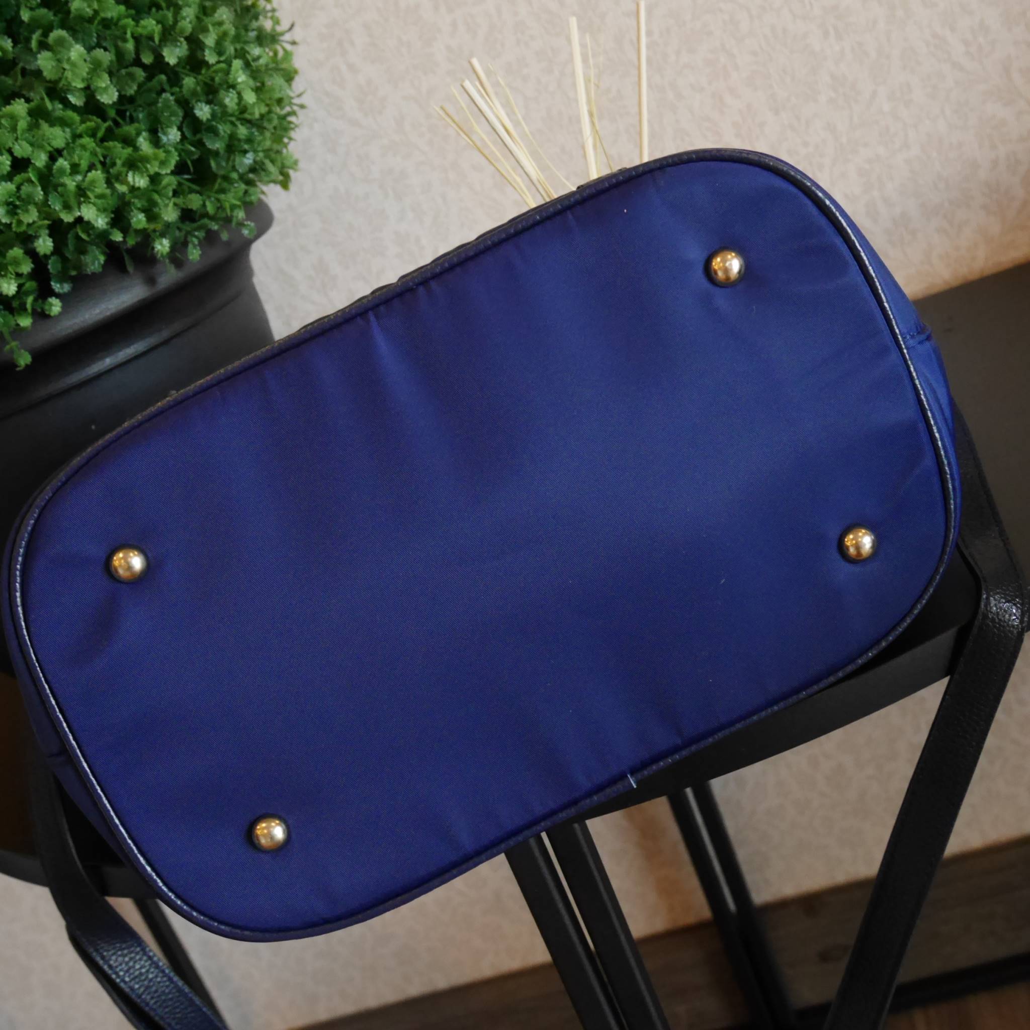 สาวๆที่มองหา กระเป๋าสะพายสวยเก๋ **ที่ใช้ได้ทุกวัน 👧👧 ทางร้าน ขอแนะนำ งานพรีเมี่ยมกิ้ฟ จากเคาเตอร์ต่างประเทศค่ะ รุ่น Limited edition ค่า กระเป๋าสะพาย จากแบรนด์ PRADA เป็น กระเป๋าผ้าไนล่อน สลับหนัง สะพายไหล่ได้ สามารถปรับระดับที่สายสะพายไหล่