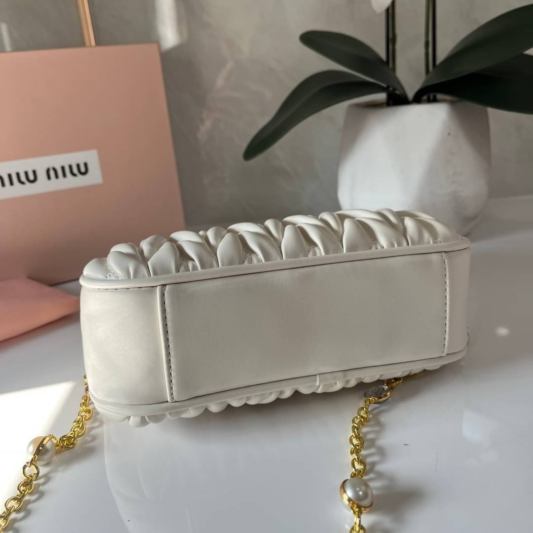 MIU MIU matelasse nappa leather shoulder bag กระเป๋าสะพายข้าง สายสะพายประดับไข่มุกและคริสตัล ให้ความละมุม ลุคคุณหนูน่ารักสุดๆคะ