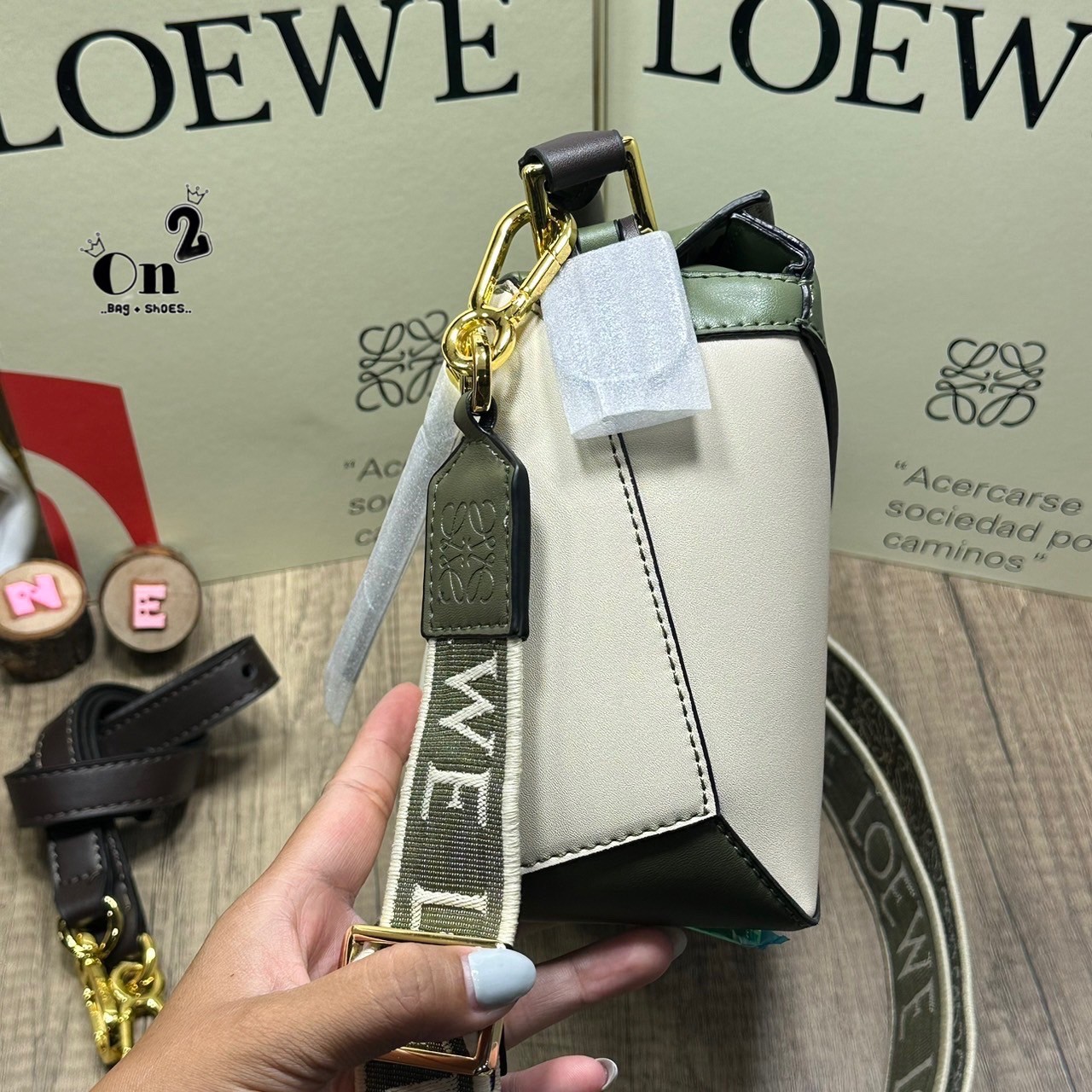 LOEWE Puzzle bag กระเป๋าสะพายแบรนด์หรู ทรงคล้ายลูกลักบี้ มาพร้อมสายยาวผ้าแจ็คการ์ด สวยงามมากค่ะ เกรดออริ ใช้งานต่างประเทศได้