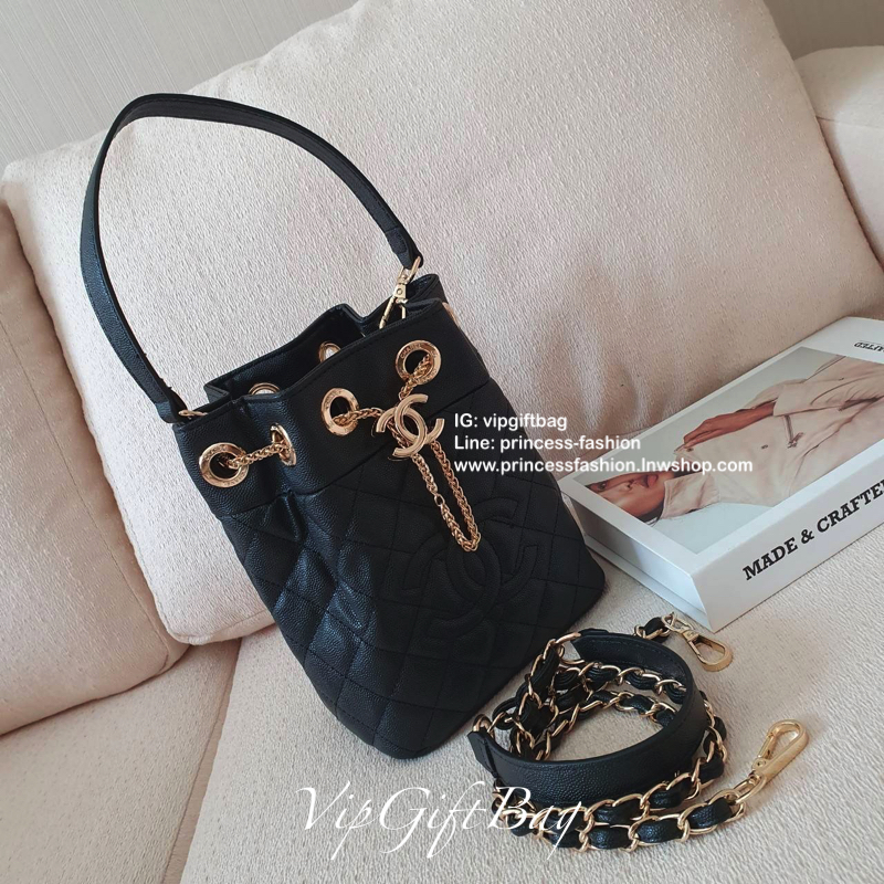 รุ่นใหม่ส่งท้ายปีกับ CHANEL CAVIER BUCKET CROSSBODY BAG งาน VIP GIFTจากเคาเตอร์้แบรนด์ดังระดับโลก ทรง MINI BUCKET จีบน่ารัก ขนาดมินิ หนังคาเวียร์เต็มใบ อะไหล่ทอง เปิดปิดด้วยการรูดปากจีบและกระดุมแม่เหล็กซ้อนอีกชั้น ด้านในใส่ขอฃจุกจิก กระเป๋าสตางค์แบบสั้นแล