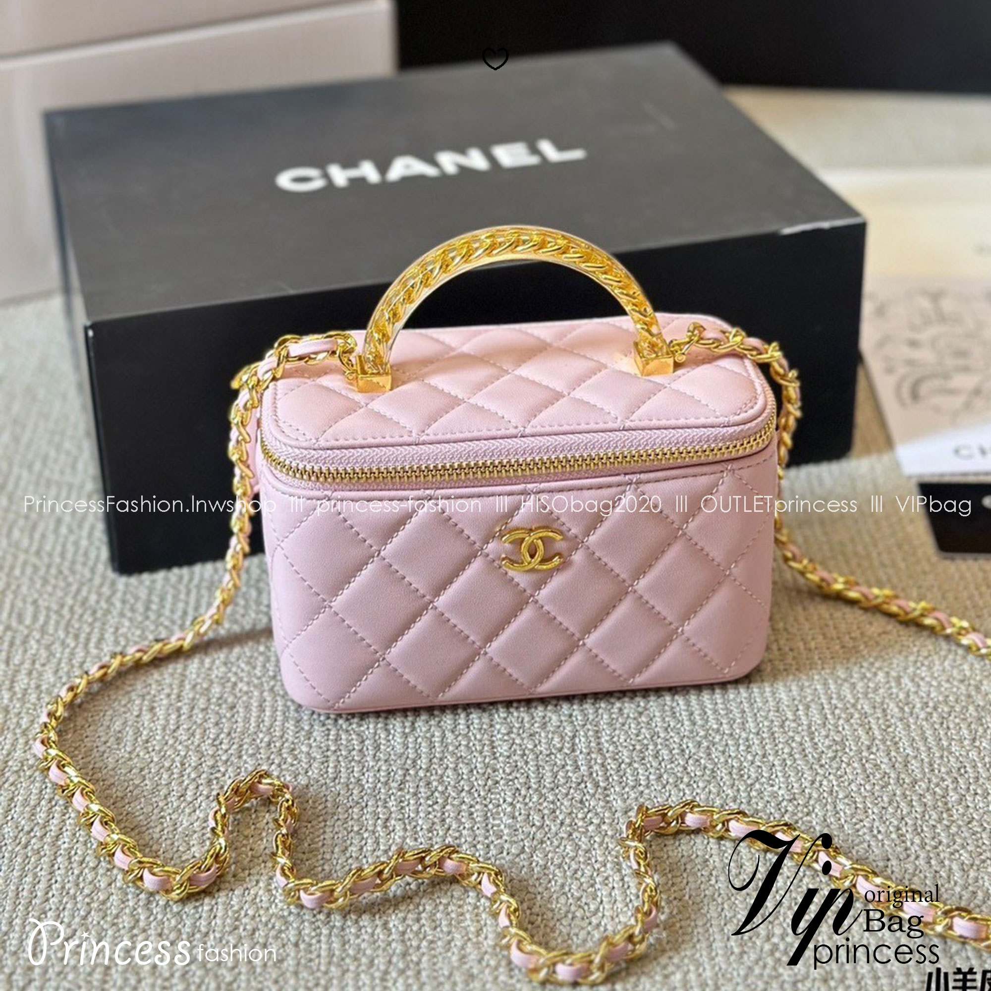 CHANEL Vanity Top Handle Bag / Chanel makeup bag กระเป๋าใส่เครื่องสำอางค์สวยหรู น่ารักลูกคุณหนูต้องยกให้ใบนี้เลยค่า น้องโดดเด่นที่หูจับโซ่สีทองสวยเงางาม ด้านในกว้างขวาง จะใช้เองหรือเป็นของขวัญ ของฝาก แนะนำรุ่นนี้เลยค่ะ!