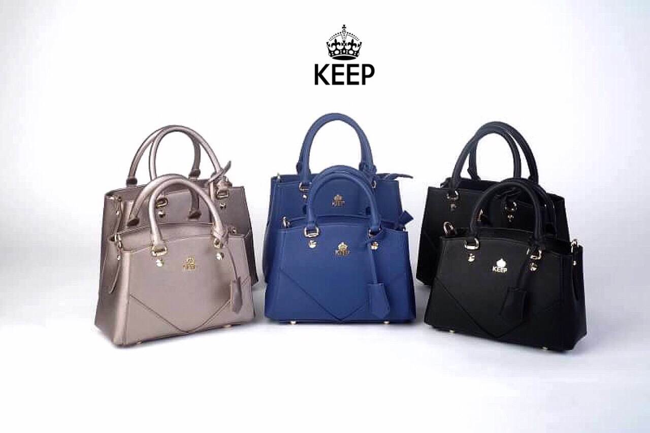 รุ่นขายดีที่สุด 👍 จากแบรนด์ KEEP รุ่น Elegance รอบนี้เข้ามา 2 size ให้เลือกเลยค่า **จุดเด่นที่ >หนังคุณภาพ ลายหนัง saffiano > ถือสะพายเข้าง่ายกับทุกชุด >ทรงสวยมากคะ ขนากกระเป๋ากำลังดีคะ ใส่ กปต ยาว มือถือได้ทุกรุ่น > มีช่องย่อยแบ่งเก็บ