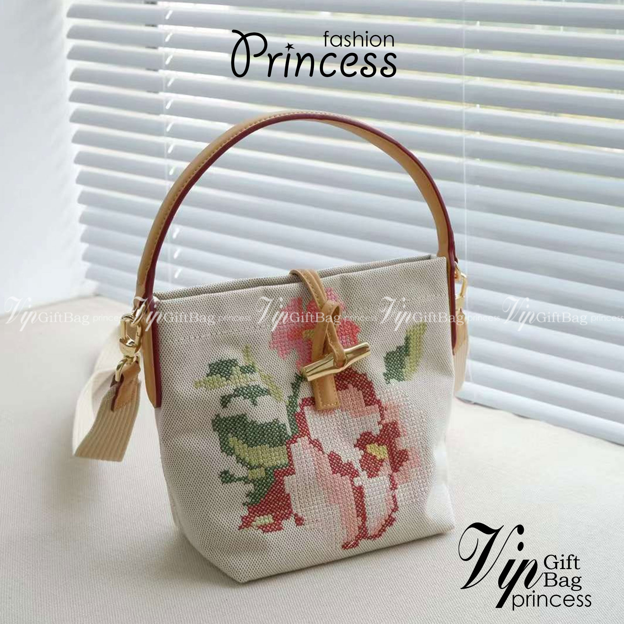 LONGCHAMP ROSEAU ESSENTIAL FLEURS Bucket bag S - กระเป๋าทรงถังขนาดเล็ก วัสดุผ้าฝ้าย ลายปักษ์ดอกกุหลาบ Roseau เป็นคอลเล็คชั่นที่สดใสและเรียบง่าย ซับในสีพื้น อะไหล่สีทอง น้ำหนักเบา จุของได้เยอะ มีสายสะพายไล่ ถอดสายได้ Crossbody ได้