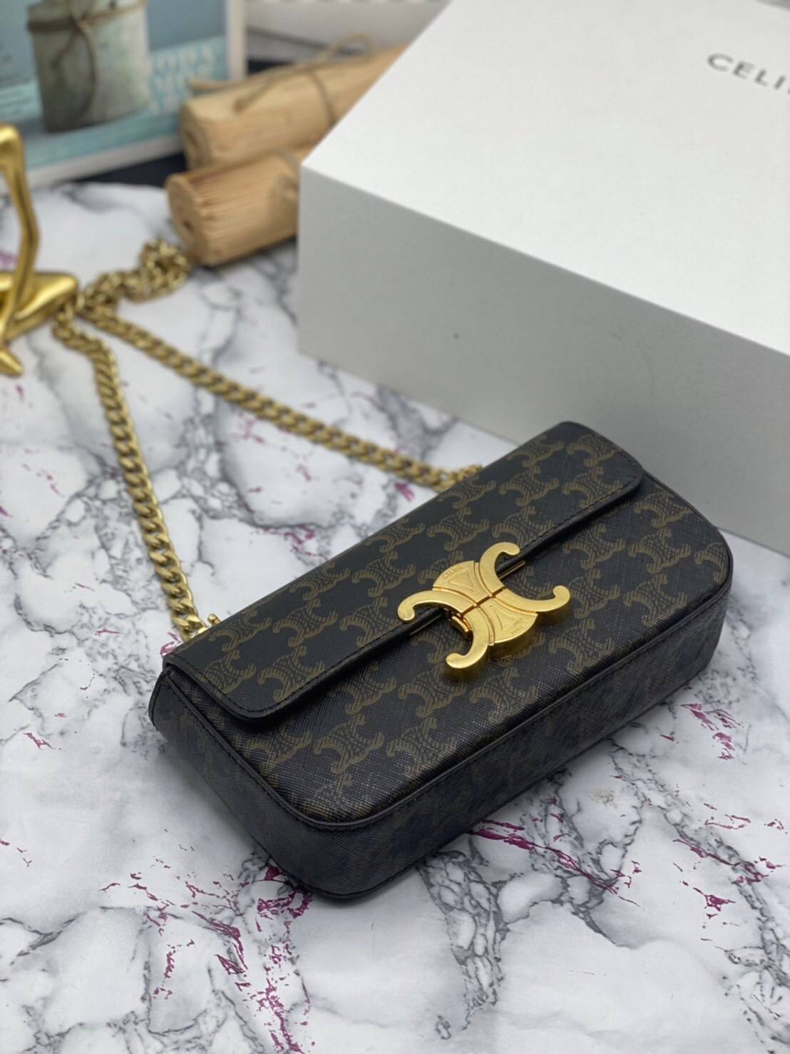 หนังแท้ CELINE CHAIN SHOULDER BAG / CELINE TRIOMPHE พร้อมส่งที่ไทย กระเป๋าเรียบหรูและดูทันสมัย ให้คุณเลือกสะพายในชีวิตประจำวันเข้ากับการแต่งตัวสบาย ๆ หรือจะสะพายออกงานปาร์ตี้สังสรรค์ก็ช่วยให้คุณดูโดดเด่น มีรูปทรงที่ดูแข็งแรงจึงไม่เสียรูปทรงแม้ใส่ของจำนวนม