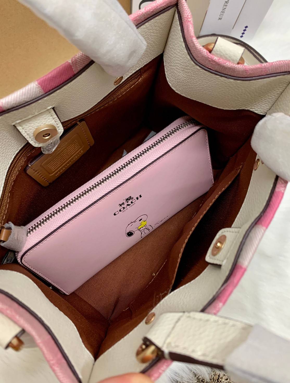 ใหม่ล่าสุด อดใจยังไงไหว💋 COACH Dempsey Field Tote 22 ((C5268//C5115)) พร้อมส่งความสวยที่ไทยค่ะ! กระเป๋าทรง Tote ขนาดพอเหมาะลำตัว พกพาง่ายสะดวกได้กับทุกๆวัน ด้านหน้าปั้มโลโก้แบรนด์ตัวใหญ่สวยค่ะ;เปิดปิดกระเป๋าแบบกระดุมแม่เหล็ก ภายในใส่กระเป๋าเงินใบย