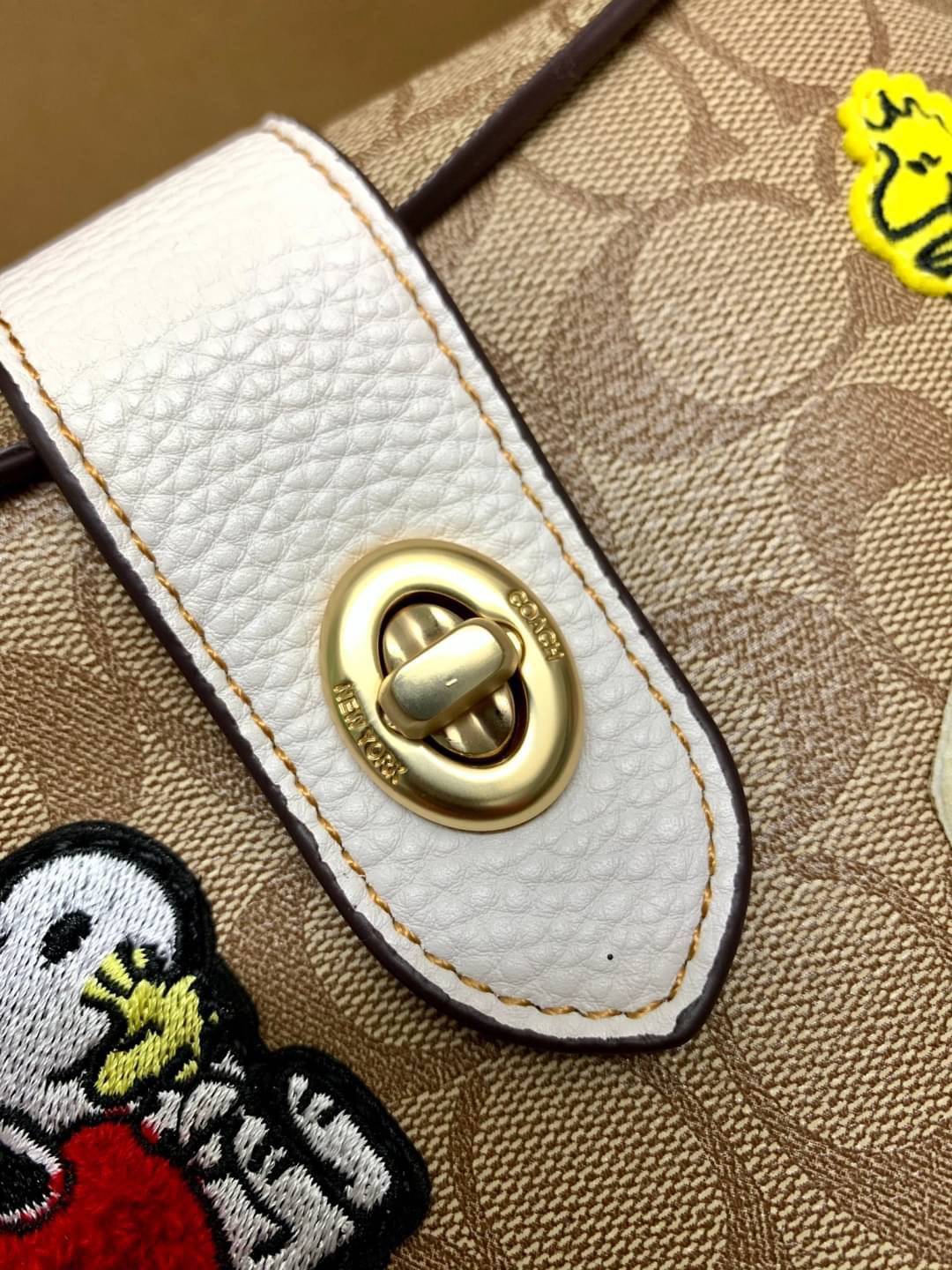COACH C4113 - COACH X PEANUTS ADDIE CROSSBODY IN SIGNATURE CANVAS WITH VARSITY PATCHES พร้อมส่งทันที่! ลิมิเตทจาก Coach x Peanuts ที่รังสรรค์ลวดลายการ์ตูนลงบนกระเป๋าได้ซุกซนน่ารักดีมากๆค่ะ