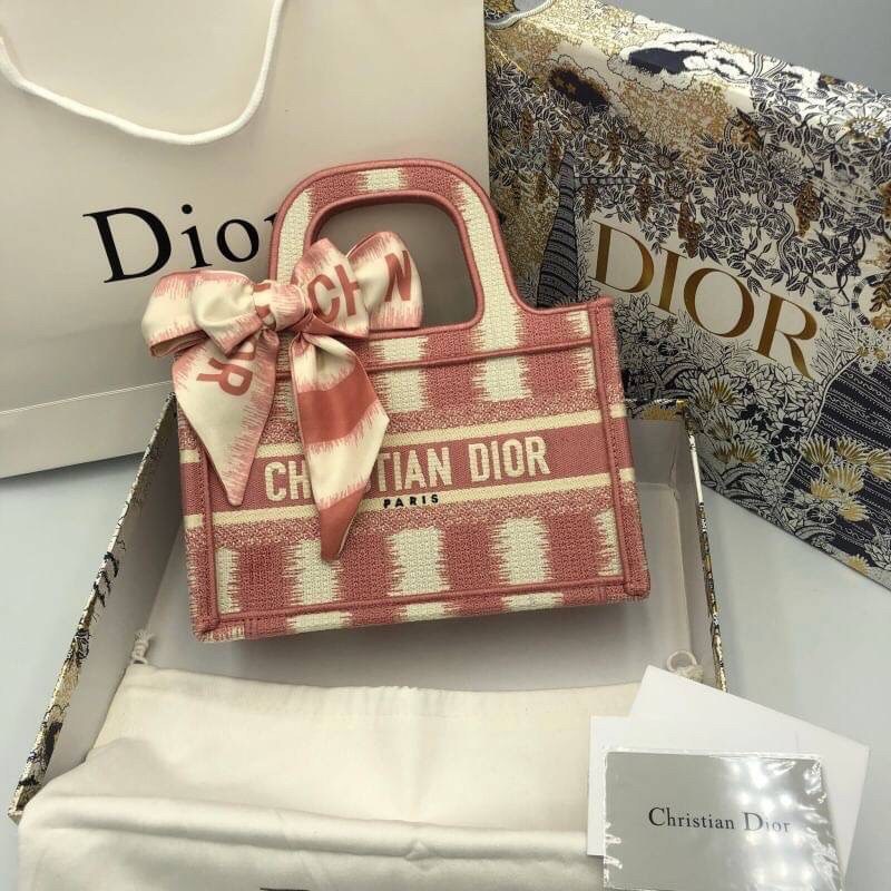 CHRISTIAN DIOR MINI BOOK TOTE กระเป๋าถือทรง Shopping ไซส์มินิ สวยคลาสสิค พกพาสะดวก ใช้งานง่ายสุดๆ วัสดุงานทอละเอียดคุณภาพดี ภายในเป็นช่องโล่ง ใบจริงงานสวยเกินเบอร์!! ไม่ผิดหวังจ้า