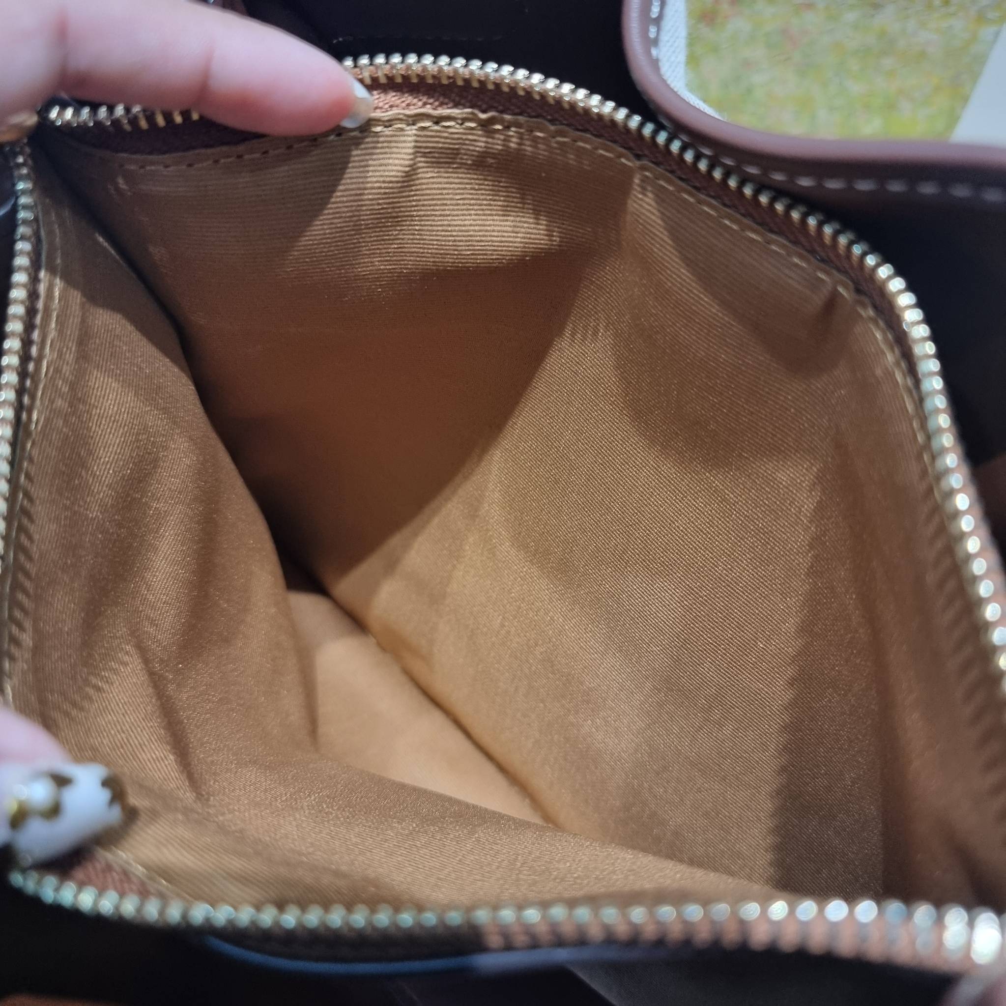 COACH CH190 HANNA SHOULDER BAG น้องใหม่ เรียบหรู ดูแพง กับกระเป๋าสะพายไหล่ทรงสวย โทนสีคลาสสิค ดีไซน์ตกแต่งสายคาดจับจีบข้างกระเป๋าเพิ่มดีเทล มาพร้อมหูจับถอดแยกได้