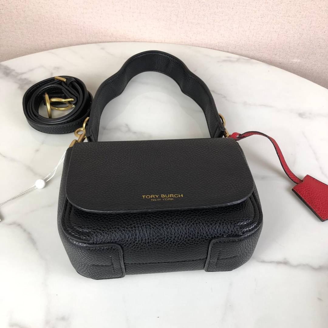 กระเป๋าสะพาย TORY BURCH เปิด - ปิดกระเป๋าด้วยแม่เหล็กแบบซ่อน ด้านในมีช่องเล็ก 1 ช่อง