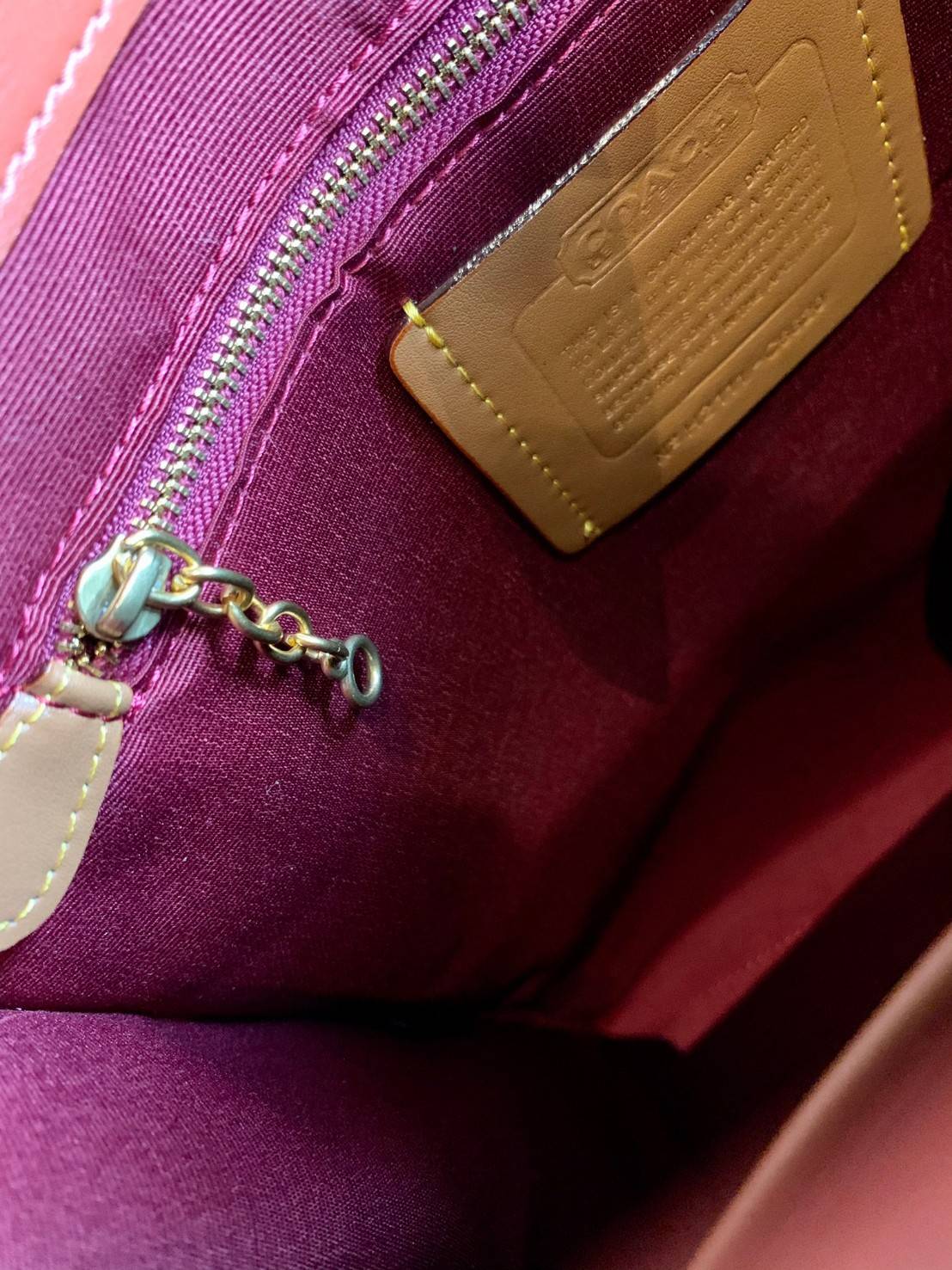 LIMITED EDITION 📣รุ่นใหม่ล่าสุด ยังไม่มีในช๊อปไทยจ้าา❗️ COACH CHAIN CASHIN TOTE ((C6338//C6620)) พร้อมส่ง สินค้าเข้าใหม่ ห้ามพลาดค่าา! กระเป๋าทรงTote สูง สามารถใส่เอกสาร//A4 ได้ วัสดุหนังแท้นิ่ม น้ำหนักเบาค่ะ 🔺จุดเด่นของรุ่นคือสายสะ