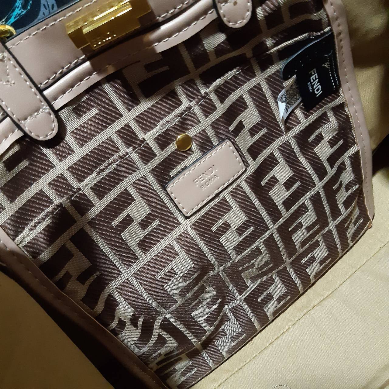 พรีเมี่ยมกิ๊ฟแท้ 100% 】FENDI NEW TOTE GIFT BAG กระเป๋าถือ/สะพายไหล่ น้ำหนักเบา ทรงสวย หรู ดูแพงเกินเบอร์!!