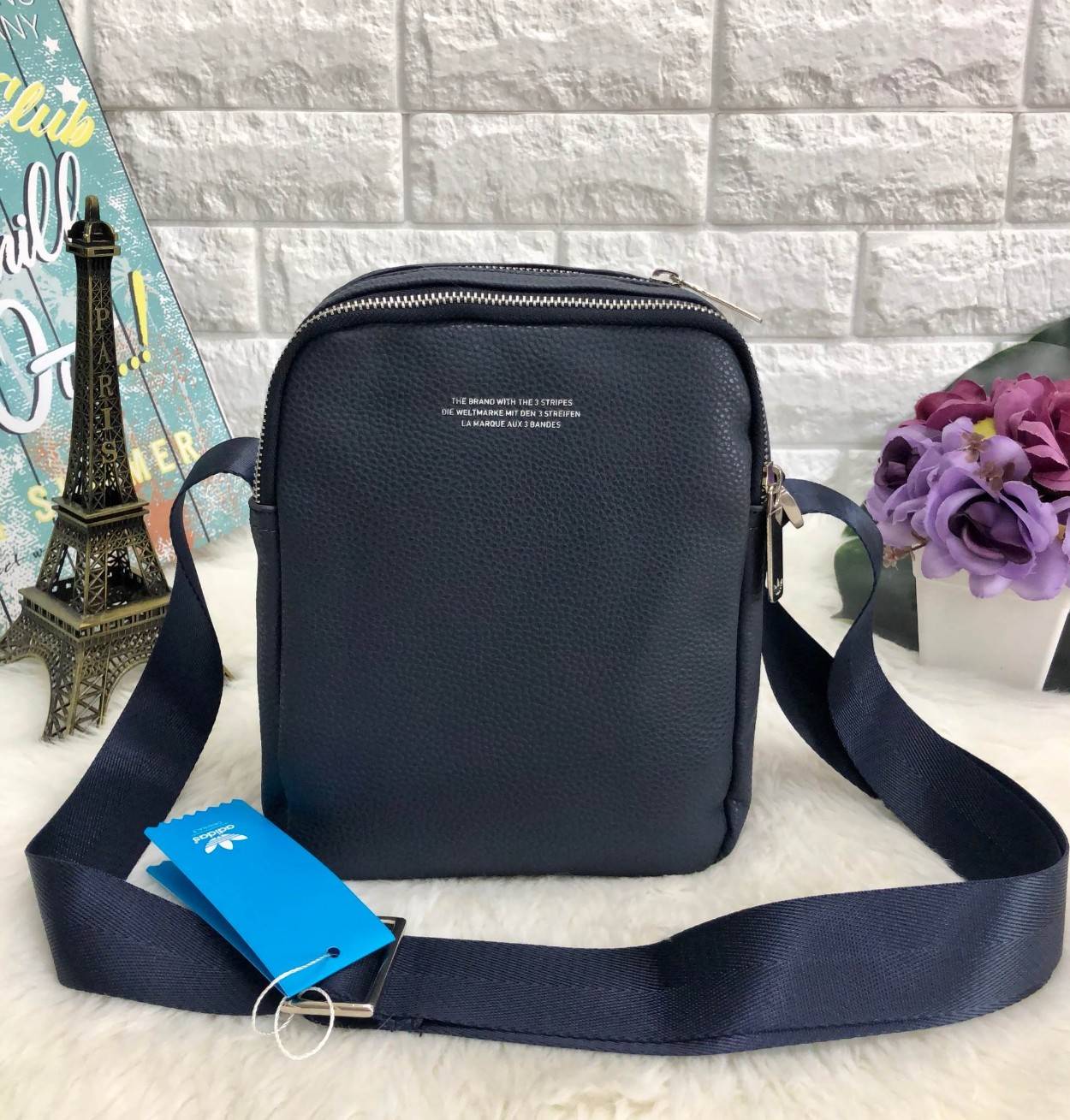 ADIDAS MESSENGER BAG กระเป๋าสะพายข้าง หรือ crossbody วัสดุ pu. น้ำหนักเบา ด้านหน้ามีโลโก้แบรนด์ ตัวกระเป๋า แบ่ง 3 ช่องซิป ช่องซิปหลักกว้าง ใส่ wallet ยาวได้ มาพร้อมสายยาวปรับได้ค่ะ