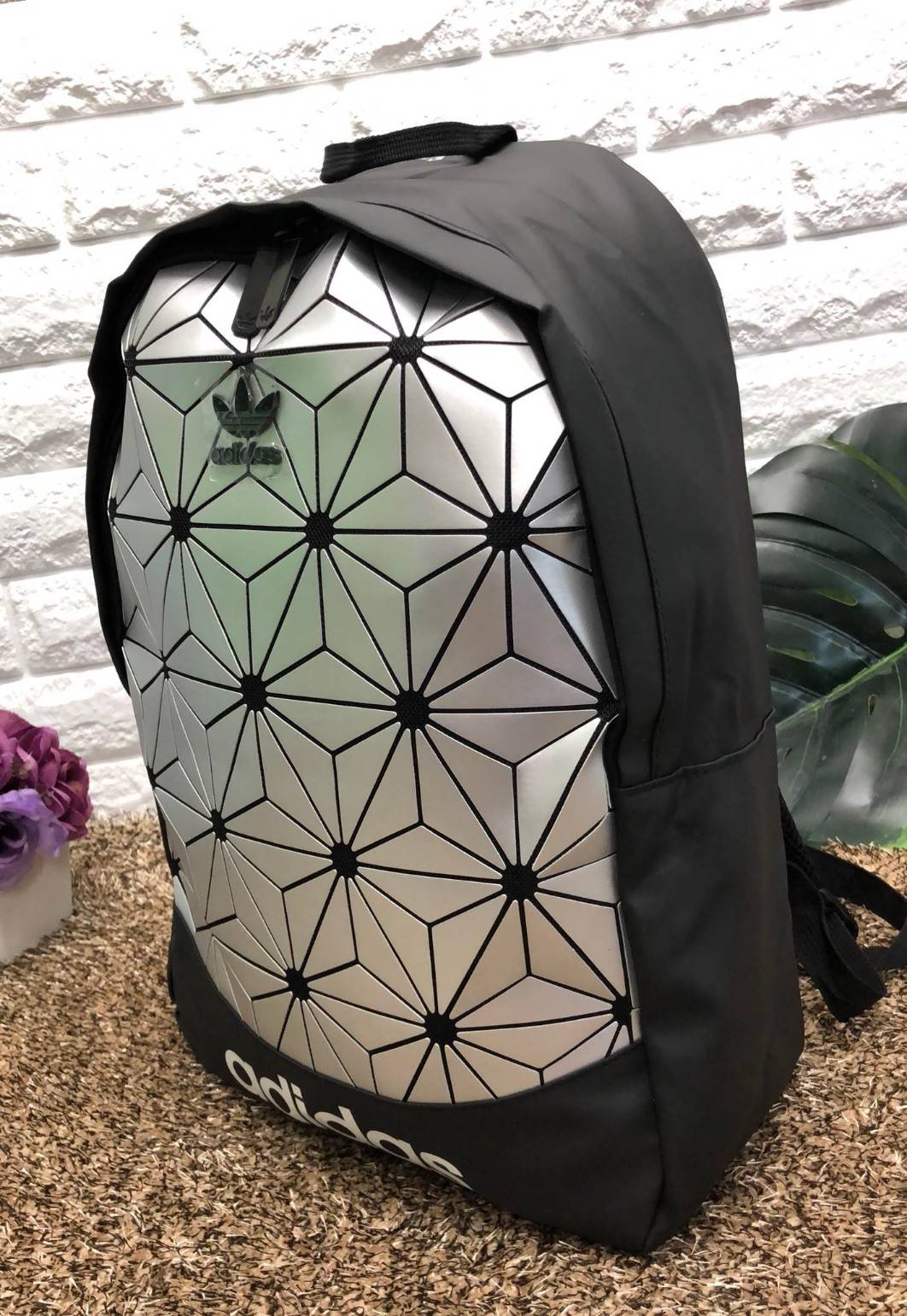 Adidas Originals 3D Backpack Restock! กระเป๋าเป้รุ่นหายากดีไซน์สุดฮิตสไตล์ ISSEY MIYAKE ใช้ได้ทั้งชายหญิง ขนาดกำลังดี น้ำหนักเบา ด้านหน้าประดับโลโก้แบรนด์ เปิดปิดด้วยซิปปั้มแบรนด์สะดวกใช้ หูจับถนัดมือ สายสะพายยาวเลื่อนปรับได้ Freesize ภายในมีโลโก้และช่องซ