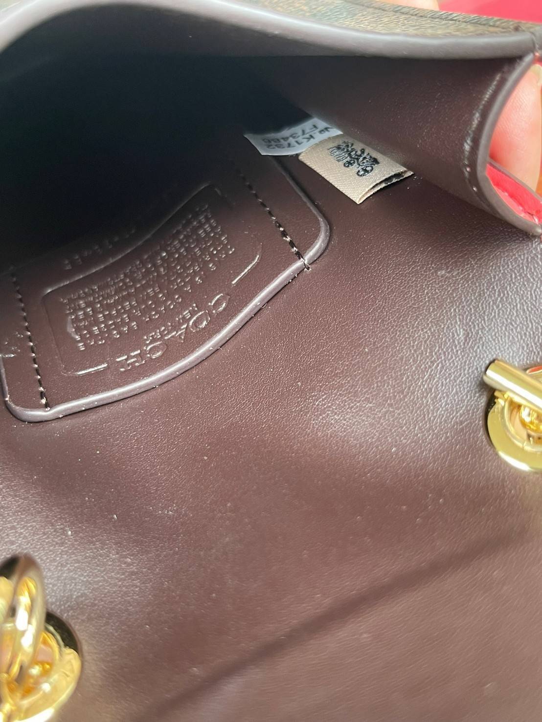 COACH PHONE CASE CROSSBODY BAG ((73486//76988//76357//39955//91046)) COACH NORTH/SOUTH CROSSBODY IN SIGNATURE CANVAS กระเป๋าใส่โทรศัพท์รุ่นนี้ มีความโดดเด่นทั้งดีไซน์และคุณสมบัติในการใช้งาน ด้วยลวดลายที่มีซิกเนเจอร์เป็นเอกลักษณ์แล้ว ด้านหลังยังมีช่องใส่กา