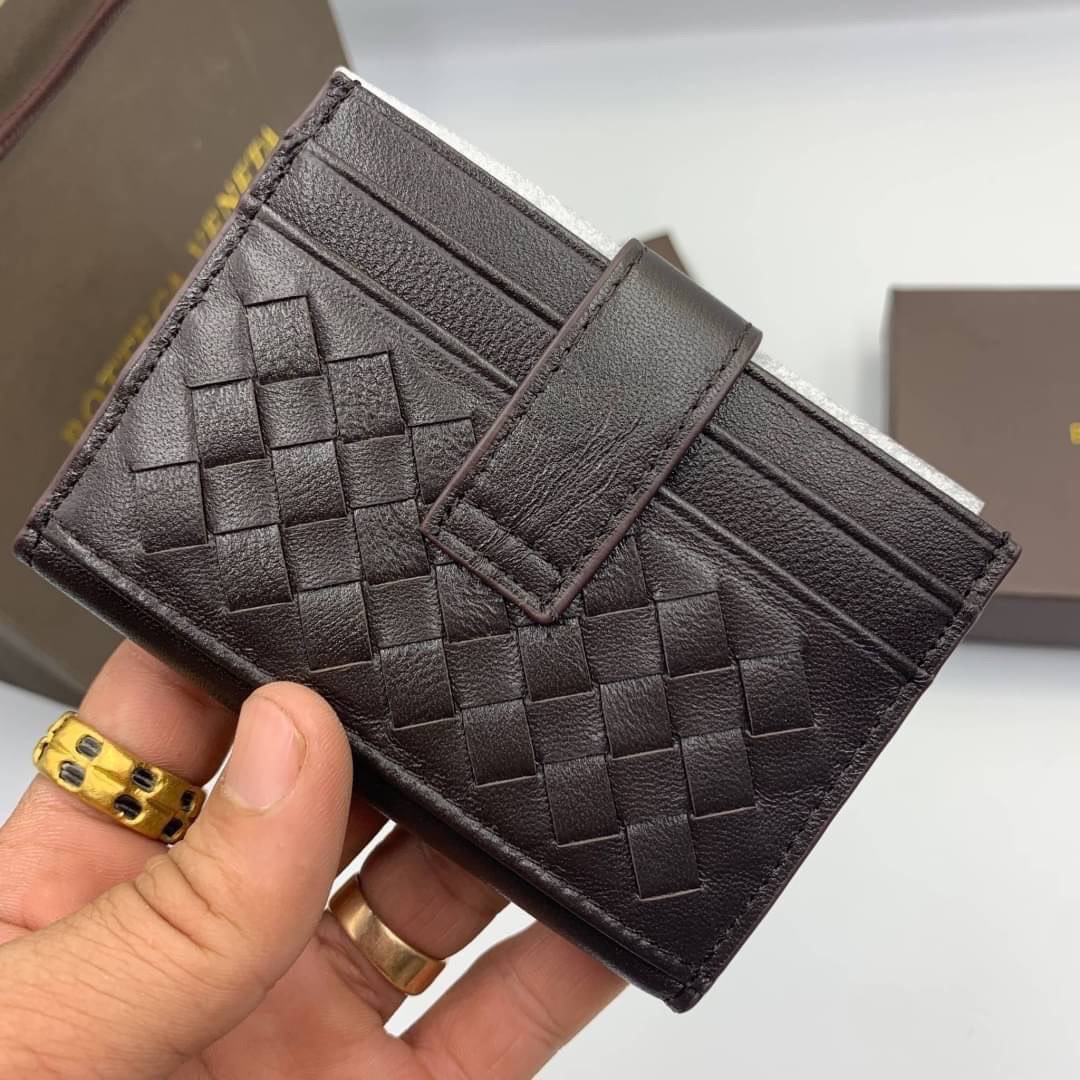 หนังแท้ BOTTEGA VENETA CARD HOLDER BI-FOLD / BV Card Holder พร้อมส่งที่ไทย กระเป๋าใส่บัตร 2 พับ รุ่นคลาสสิกที่หยิบมาใช้งานได้บ่อยที่สุด งานหนังลูกวัวแท้ทั้งใบ ใช้ทนทานได้นาน ใช้ทนทานได้นานภาพสินค้าถ่ายจากงานขายจริง ใช้งานต่างประเทศได้ค่ะ