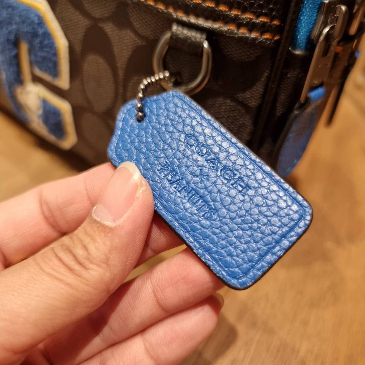 COACH C4027 COACH x PEANUTS GRAHAM CROSSBODY IN SIGNATURE CANVAS WITH SNOOPY จัดให้อีกไอเท็มจ้า สำหรับสาวกสนูปพีโดยเฉพาะ กระเป๋าครอสบอดี้ทรงยอดฮิต รุ่นนี้สามารถใช้ยูนิเซ็กส์ได้เลย สาวๆหนุ่มๆได้หมดไม่เกี่ยง!! รูปทรงดีไซน์คลาสสิค โดดเด่นด้วยตัว C ตกแต่งตัวใ