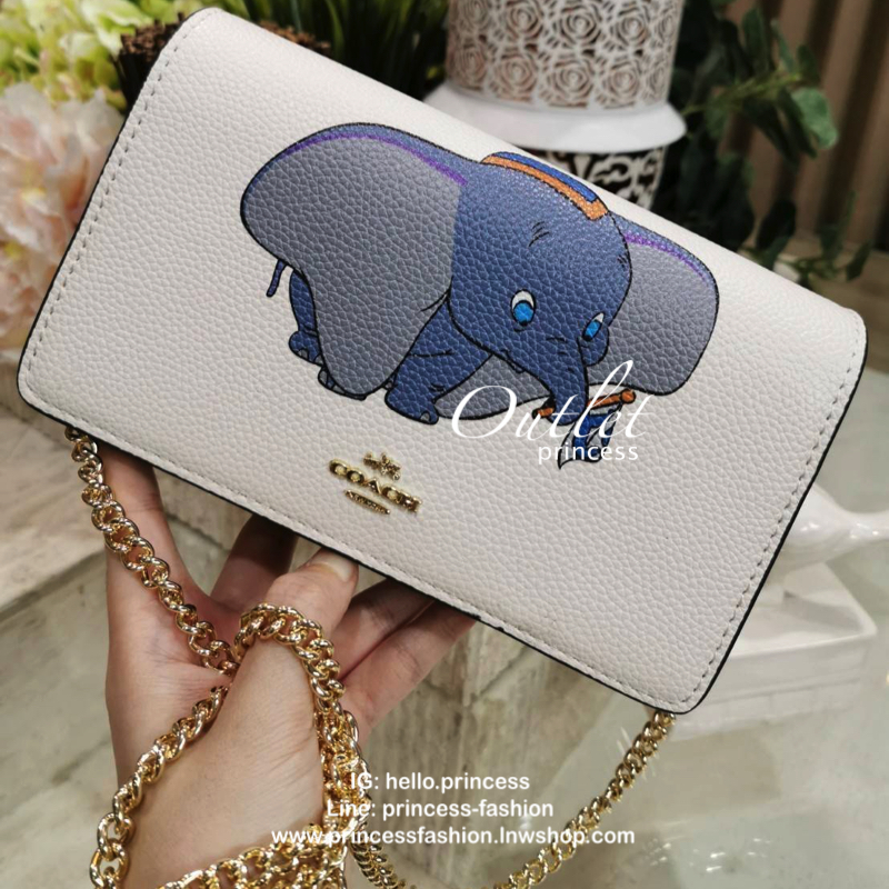 DISNEY X COACH Crossbody Bag 2019 New in! กระเป๋าสะพายคอลเลคชั่นสุดพิเศษ Limited Edition จาก Coach Factory ร่วมกับ Disney ทรงเหลี่ยม วัสดุหนัง texture ลายสวย วางอยู่ทรง ดีไซน์ ลายตัวการ์ตูนดิสนีย์ทั้ง 2 character เปิดปิดด้วยฝาปิด กระดุมแม่เหล็ก ภายในแบ่งช