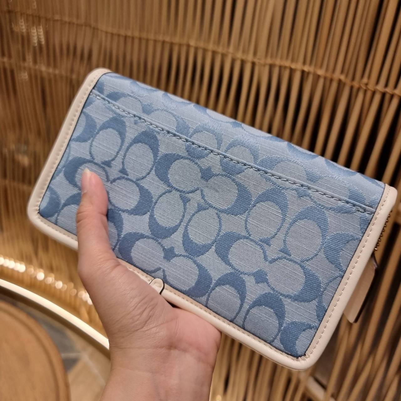 COACH C3824 FOLDOVER CROSSBODY CLUTCH IN SIGNATURE JACQUARD คลัทช์เก๋ๆที่สาวๆตามหา 2IN1 ไปอีกหนึ่ง!! กระเป๋าสะพายทรงคลัชท์ ใช้งานได้ถึง 2 แบบ จะพกเดี่ยวๆแทนกระเป๋าสตางค์ หรือคล้องสายสะพายข้าง สะพายชิคๆคูลๆ ก็ได้อีก มันดีงามมากทุกสี เพราะความละมุนของผ้า ja