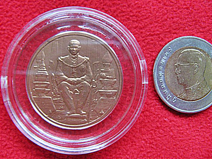 สินค้าจองค่ะ เหรียญในหลวงนั่งบัลลังก์ พระราชพิธีมหามงคลเฉลิมพระชนมพรรษา 80 พรรษา 5 ธันวาคม 2550 เนื้อทองแดง พร้อมตลับค่ะ