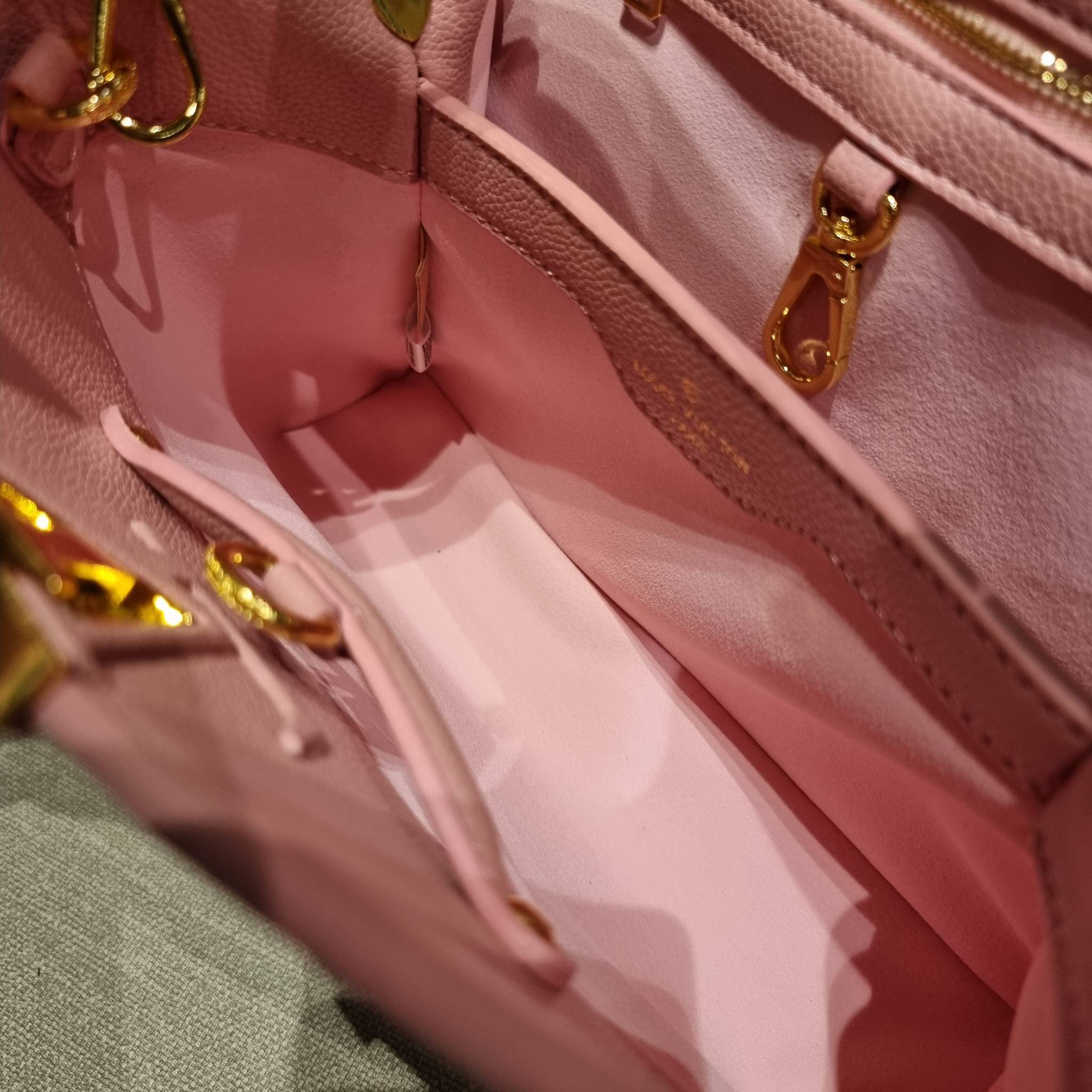 LV capucines top handle ที่สุดของความสวยในราคาเบาๆ กระเป๋าถือสุดหรู ดีไซน์ทรงคลาสสิค พร้อมลวดลายหรูหรา มาพร้อมหูจับในตัว ด้วยรูปทรงวินเทจและวัสดุหนังลูกวัว สัมผัสดี ขับผิว ทำให้ไอเท็มนี้สะกดทุกสายตาจริงๆ และยังมีลูกเล่นที่ฝาปิดกระเป๋า ที่สามารถปิด หรือสอด