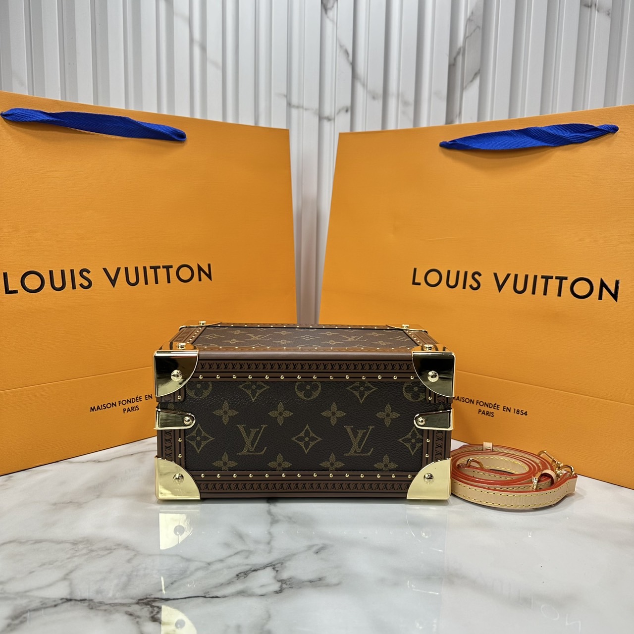 ORI หนังแท้ | LV Petite Valise Trunks S-lock Monogram canvas กระเป๋าสะพายทรงทรังค์ดีไซน์ขนาดเล็กพกพาสนุก เปี่ยมไปด้วยพลังและหรูหรา แคนวาสเคลือบลายโมโนแกรม ตัดขอบด้วยหนัง และฮาร์ดแวร์สีทอง ทรังก์เดินทางสไตล์เฟมินีนที่คุณควรมีในครอบครอง