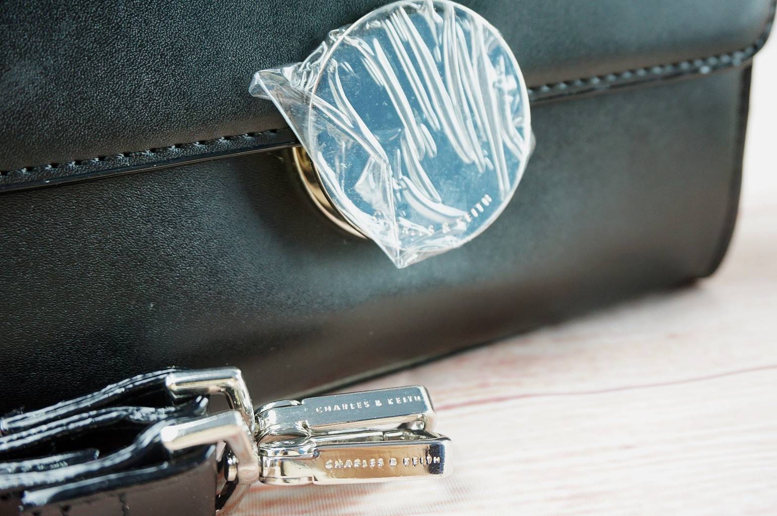 CHARLES AND KEITH CIRCULAR BUCKLE CROSSBODY BAG กระเป๋าสะพายครอสบอดีทรงคลัช ใบเล็กหนังเรียบสวย กระเป๋าสะพาย crossbody หนัง PU เรียบสวย สามารถถอดสายถือแบบคลัชได้ ด้านหน้าประดับด้วยตัวล็อค สุดเก๋ เป็นแผ่นกลมสีทองและสีเงิน ปั๊มแบรนด์ มาพร้อมสายสะพาย สามารถปร