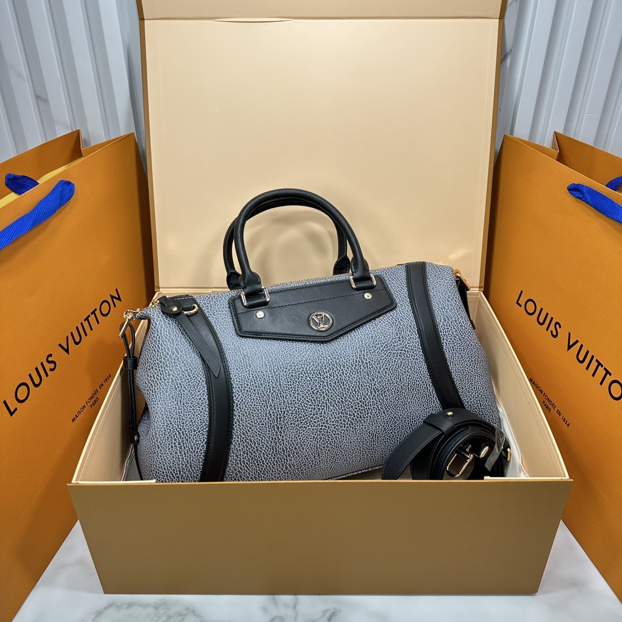 ORI หนังแท้ | LV Biker PM bag กระเป๋าสะพาย ใหม่ล่าสุดเปิดตัวโดดเด่นใน Spring -Summer 2025 ได้แรงบันดาลใจมาจากเสื้อแจ็คเก็ตไบเกอร์สุดไอคอนิก โทนสีคลาสสิกเหนือกาลเวลาไอเท็มหลักเปี่ยมสไตล์ประจำฤดูกาลนี้และในอนาคต