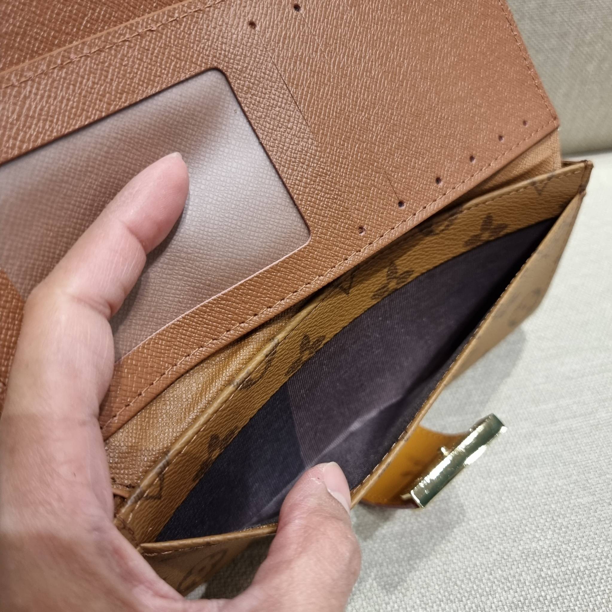 VIP 】ได้เวลาเปลี่ยนกระเป๋าสตางค์รับทรัพย์กันแล้ว!! LV vip wallet กระเป๋าสตางค์พรีเมี่ยมกิ๊ฟ เป็นไอเท็มหายาก ที่สาวๆต้องว้าว!! ใบยาวขนาดกำลังเหมาะมือ ถือแล้วขับผิวทุกสี วัสดุหนังแคนวาส ทนทาน เปิด-ปิดด้วยกระดุม ภายในมีช่องใส่บัตรเยอะมาก แบ่งสัดส่วนสวย ใส่ธน