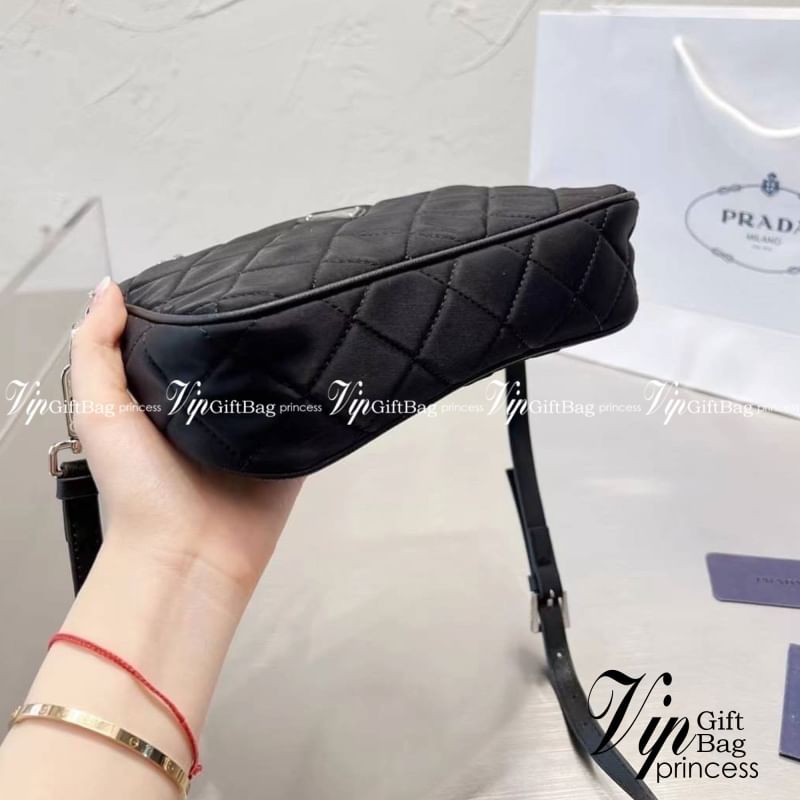 PRADA Tessuto Nylon Quilted Convertible Top Handle Sling Bag / PRADA Nylon Shoulder Bag กระเป๋าสะพายรุ่น Every Day Look ได้เลยค่ะ รุ่นแนะนำ วัสดุเป็น Nylon เนื้อดี บุเดินเส้นลายตารางดีไซน์ยอดนิยม ขนาดกำลังดี น้ำหนักเบา ด้านหน้าประดับโลโก้แบรนด์อะไหล่เงินส