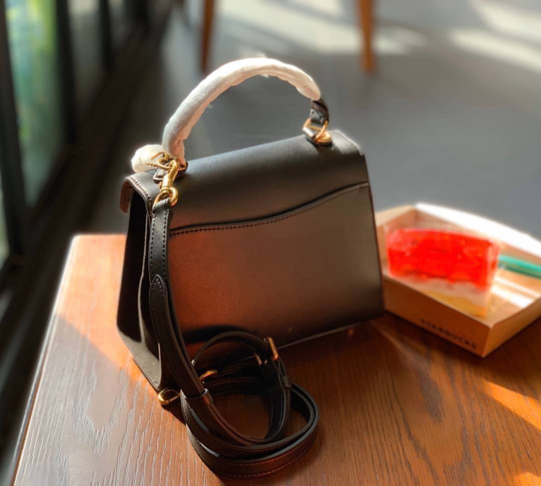 OUTLET 】COACH TABBY TOP HANDLE 20 LEATHER BAG หรูหรามากๆค่ะ สินค้าแนะนำ!! กระเป๋าถือ//สะพายข้างได้ วัสดุหนังแท้อย่างดี หนึ่งใบทำหนัง2แบบได้อย่างลงตัว สวยงาม มีอะไหล่ตัวC ใหญ่ด้านหน้าโดดเด่นหรูมากๆค่ะ 🔺เปิดปิดแบบกดล็อค ภายในมี2ช่องสำหรับใส่ของ สามา