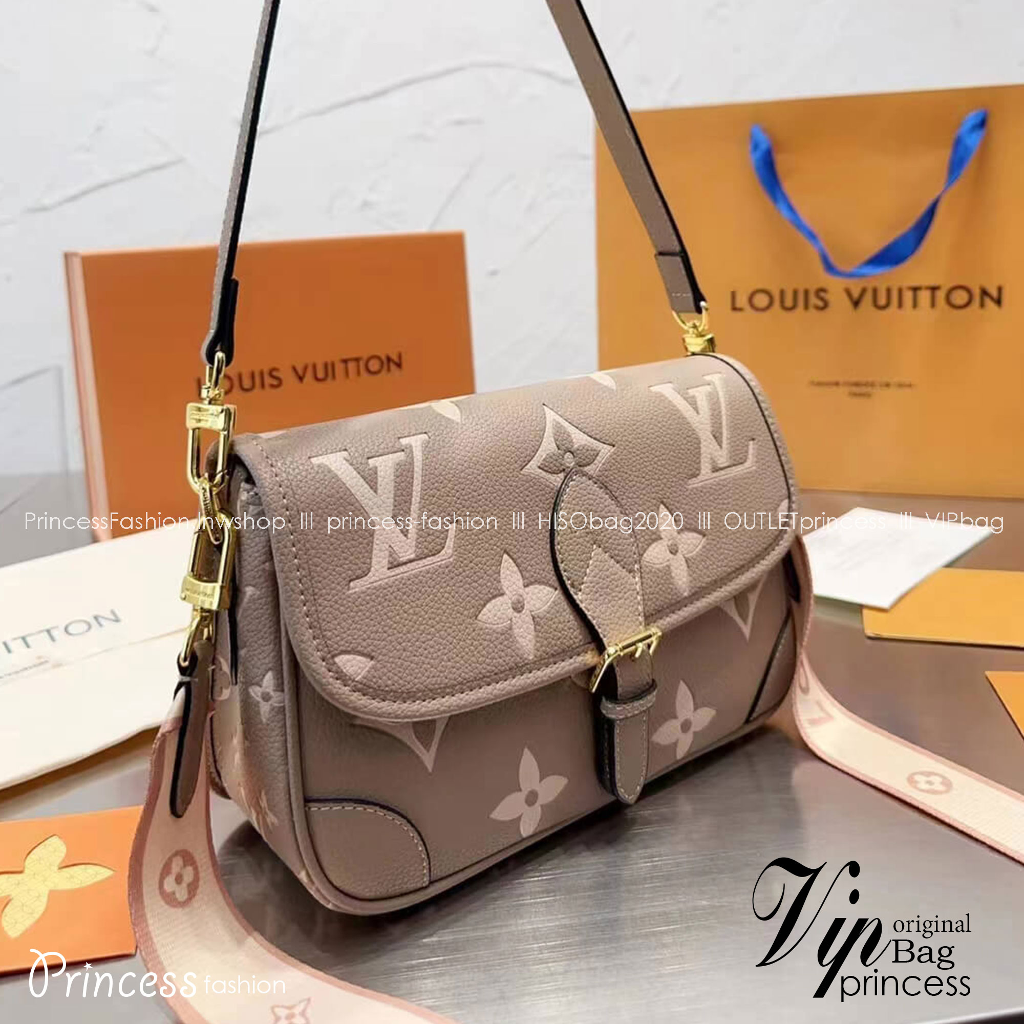 LV DIANE Monogram Canvas - Handbags ดีไซน์น่ารักน่าใช้มากๆ มีสายมาให้ถึง 2 แบบ สายหนังคล้องไหล่ได้ และสายสปอร์ตครอสบอดี้ได้ ปรับเปลี่ยนใช้ตามลุคแต่ละวันได้เลย