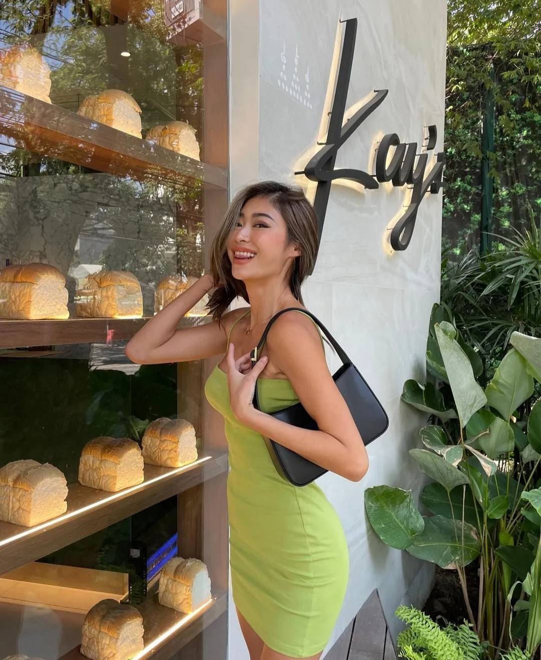 YSL LE 5 À 7 HOBO BAG IN SMOOTH LEATHER / Yves Saint laurent hobo bag กระเป๋าสะพายไหล่ ดีเทลหรู สวยครบทุกมุม ตอบโจทย์สาวๆทุกไลฟ์สไตล์ เพราะใช้งานได้ง่ายและสะดวก วัสดุหนังแท้ สัมผัสดีงาม น้ำหนักเบา ดูแพงที่สุด โดดเด่นด้วยโลโก้ สามารถเกี่ยวคล้องเพื่อล็อคปิด