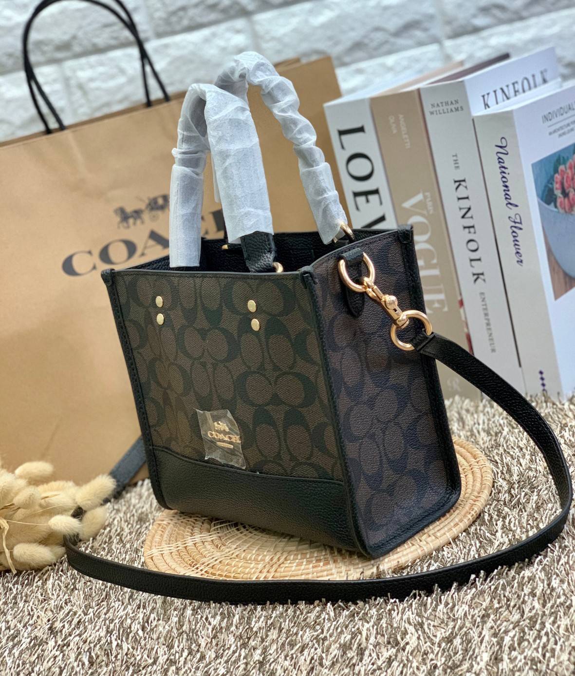 น่าใช้มากๆ สวยเกินราคาไปเลยจร้าา😘 COACH FIELD TOTE 22 SMALL BAG ((C5122)) พร้อมส่งความสวยที่ไทยค่ะ! กระเป๋าหิ้วหรือสะพายข้างได้ หนังแท้นิ่ม ใบจริงสวยมากๆเลยค่ะ ปากกระเป๋าแบบกระดุมแม่เหล็ก ภายในกว้างใส่ของจำเป็นของสาวๆได้เยอะเลย มีช่องซิปและช่องเล็