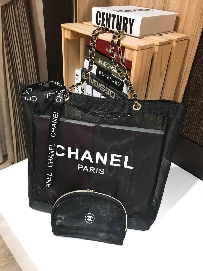 ห้ามพลาด Set สุดคุ้ม! ซื้อ1ได้ถึง2! Chanel GWP Shopping Bag With Pouch VIP Gift With Purchase กระเป๋าสะพายทรง Shopping Bag พร้อมกระเป๋าPouchใบเล็กเข้าชุดเเพ็คคู่รุ่น Limited Edition พรีเมี่ยมกิ้ฟแท้จาก Chanel Perfume Counter วัสดุ Nylon โปร่งคุณภาพดี ใบให