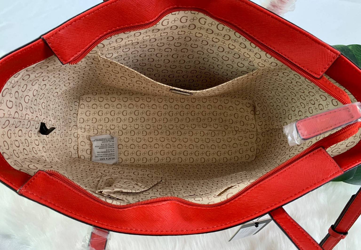 GUESS CASON BAG พร้อมส่งกระเป๋าถือ/สะพายข้าง วัสดุหนังลาย saffiano น้ำหนักเบา ด้านหน้าปั้มโลโก้แบรนด์ เปิดปิดกระเป๋าแบบซิปใช้งานสะดวก ภายในโล่ง กว้างทีเดียว สามารถใส่ A4 ได้ค่ะ มีช่องเล็กให้ใส่ของจุกจิก ผ้าซับด้าน ในลายแบรนด์สวยงาม ด้านหลังมีช่องเสียบบัตร